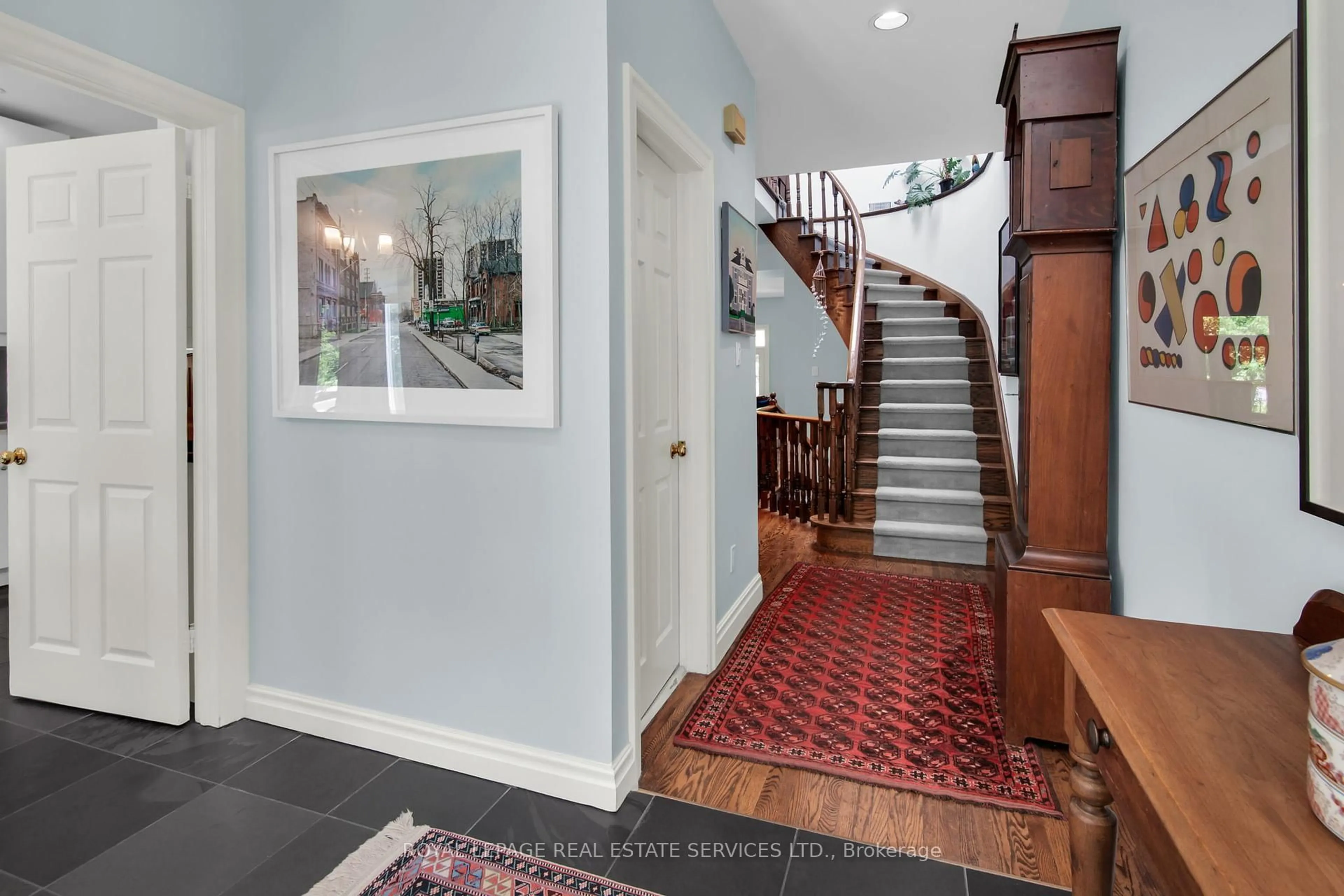 Indoor foyer for 16 Duggan Ave, Toronto Ontario M4V 1Y2