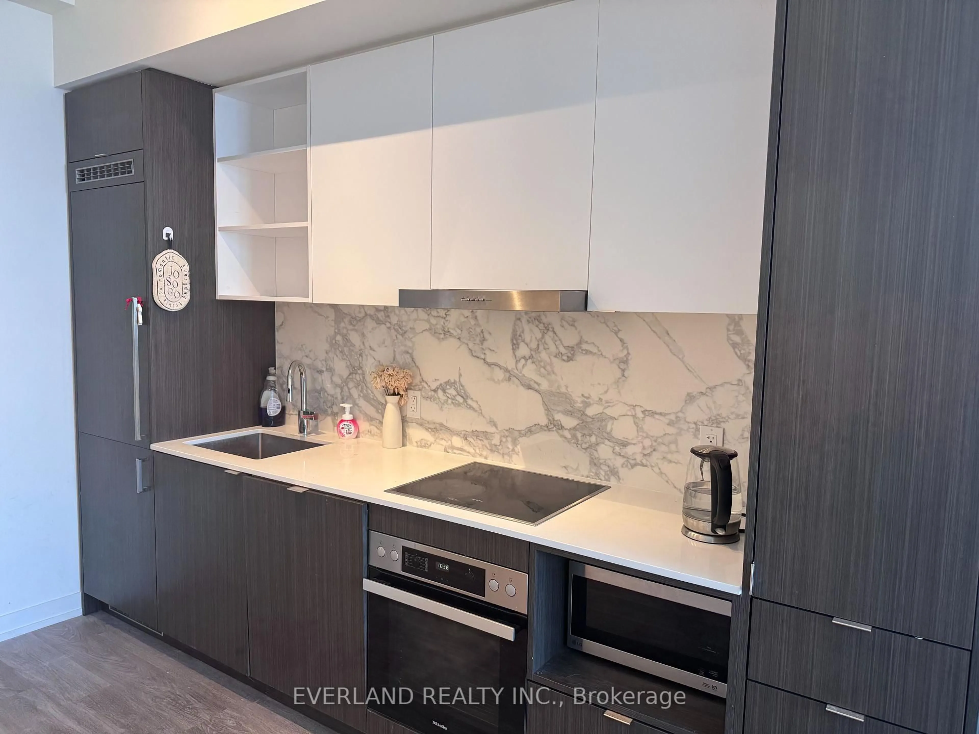 Standard kitchen, ceramic/tile floor for 55 Cooper St #7007, Toronto Ontario M5E 0G1