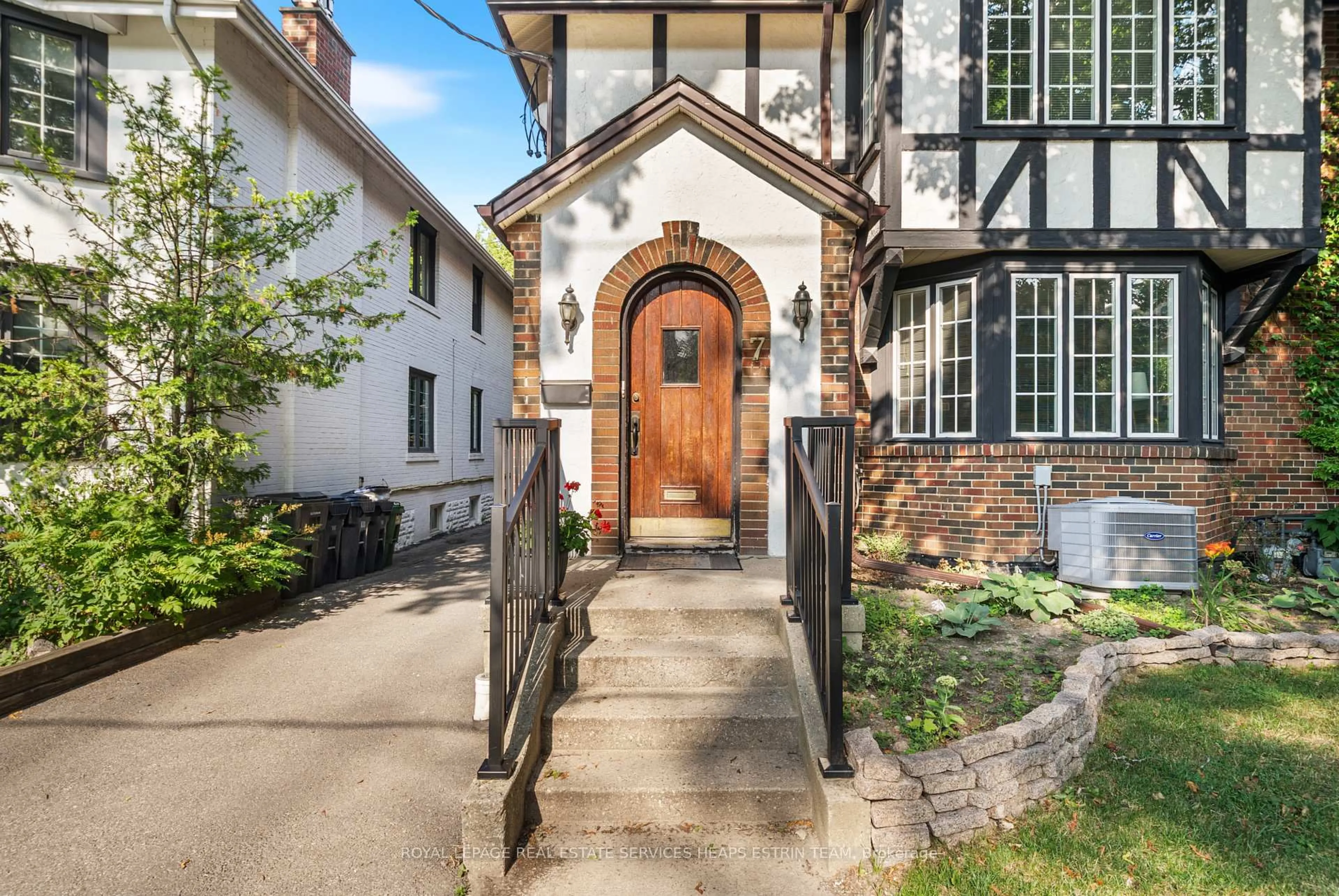 Indoor entryway for 7 Highbourne Rd, Toronto Ontario M5P 2J1