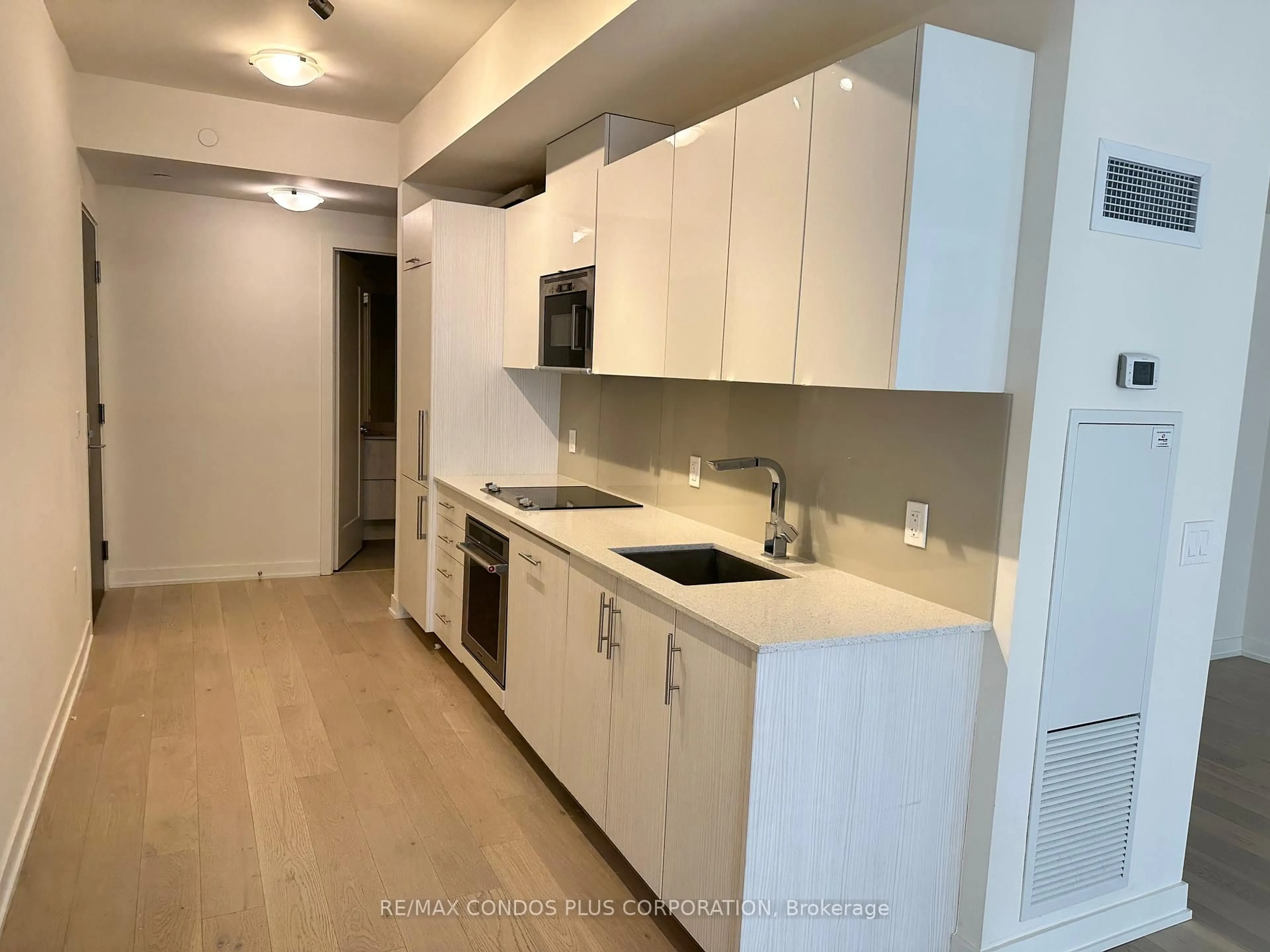 Standard kitchen, unknown for 330 Richmond St #518, Toronto Ontario M5V 1X2
