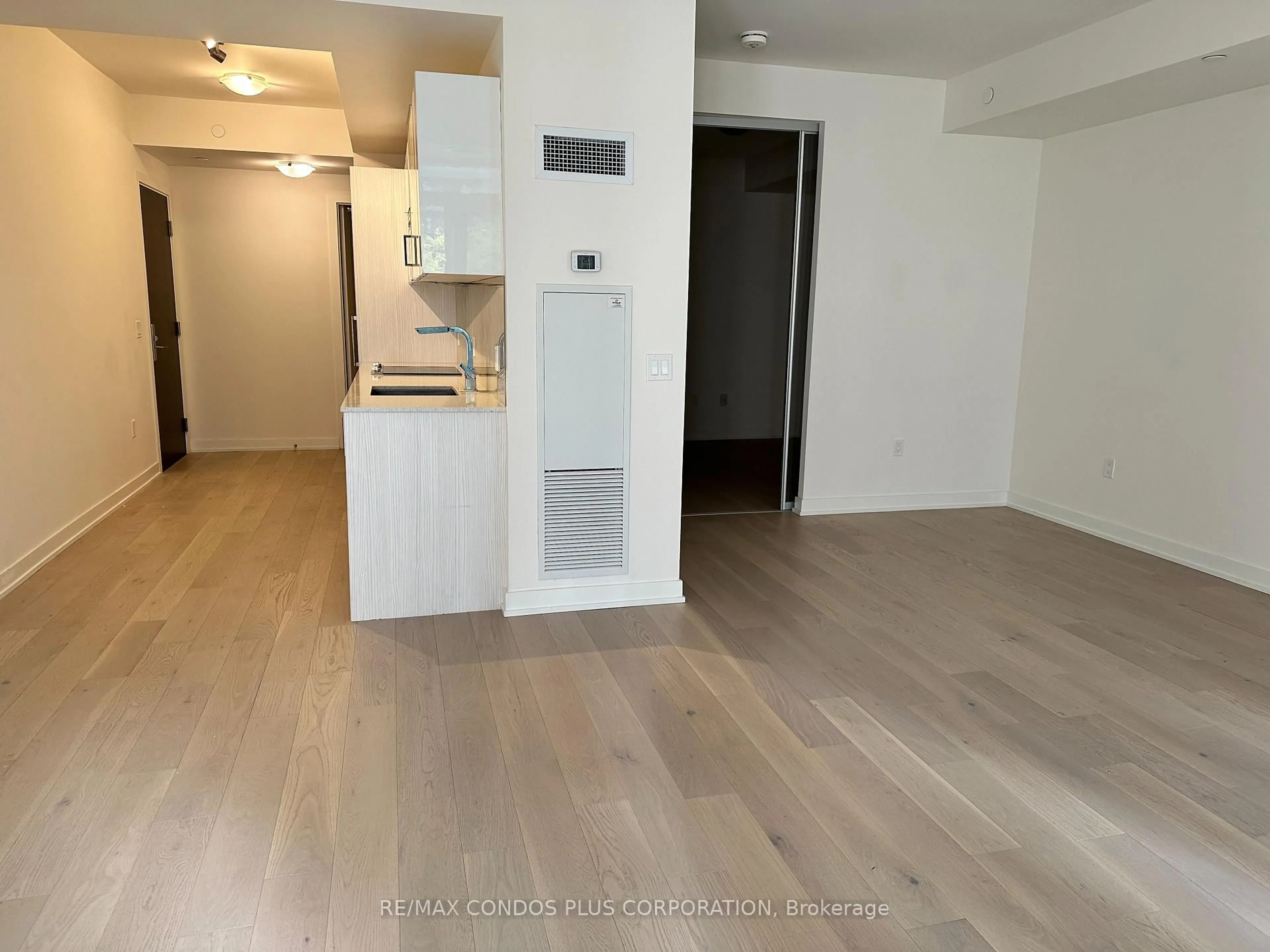 A pic of a room for 330 Richmond St #518, Toronto Ontario M5V 1X2