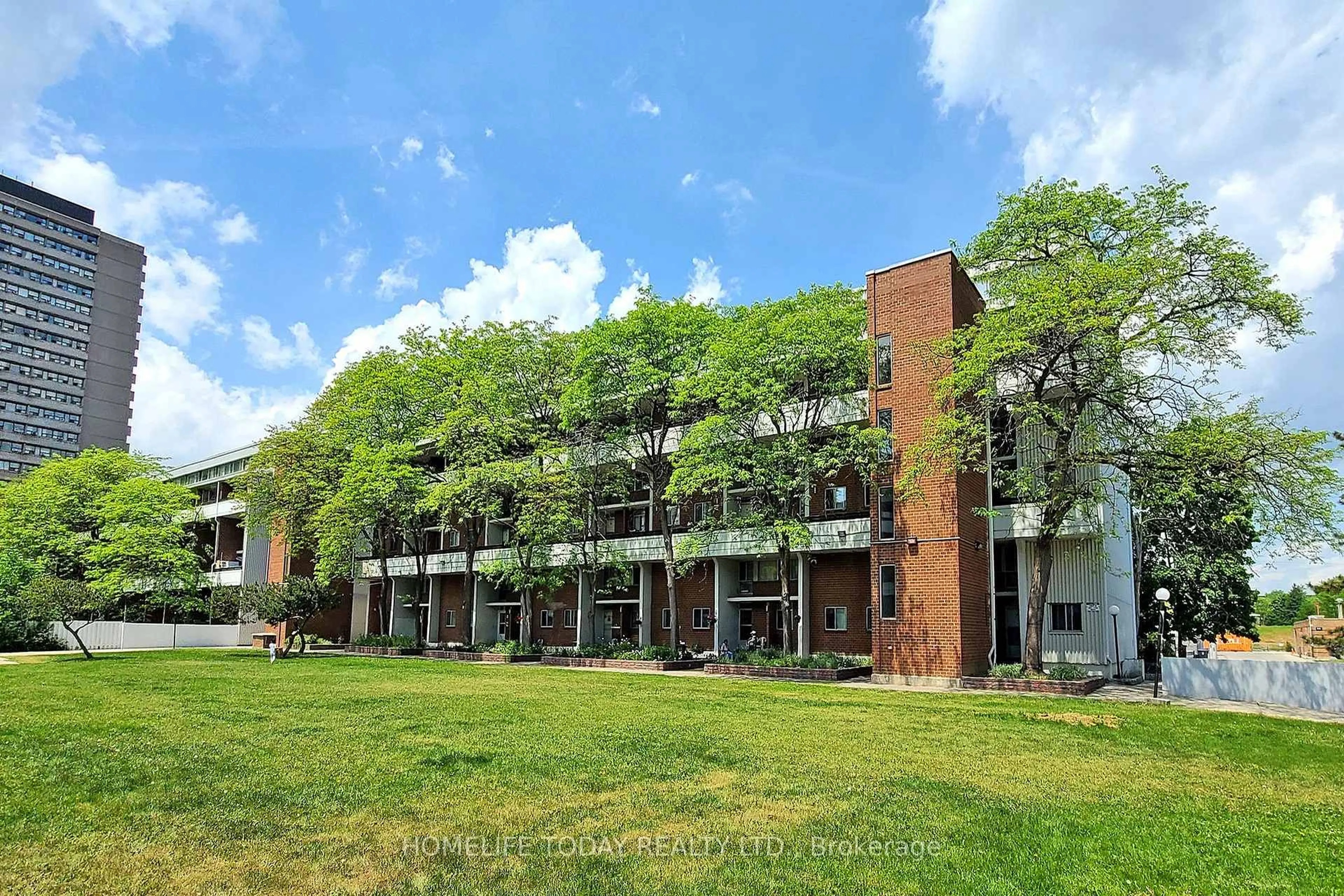 Patio, building for 155 Leeward Glwy #301, Toronto Ontario M3C 2Z6