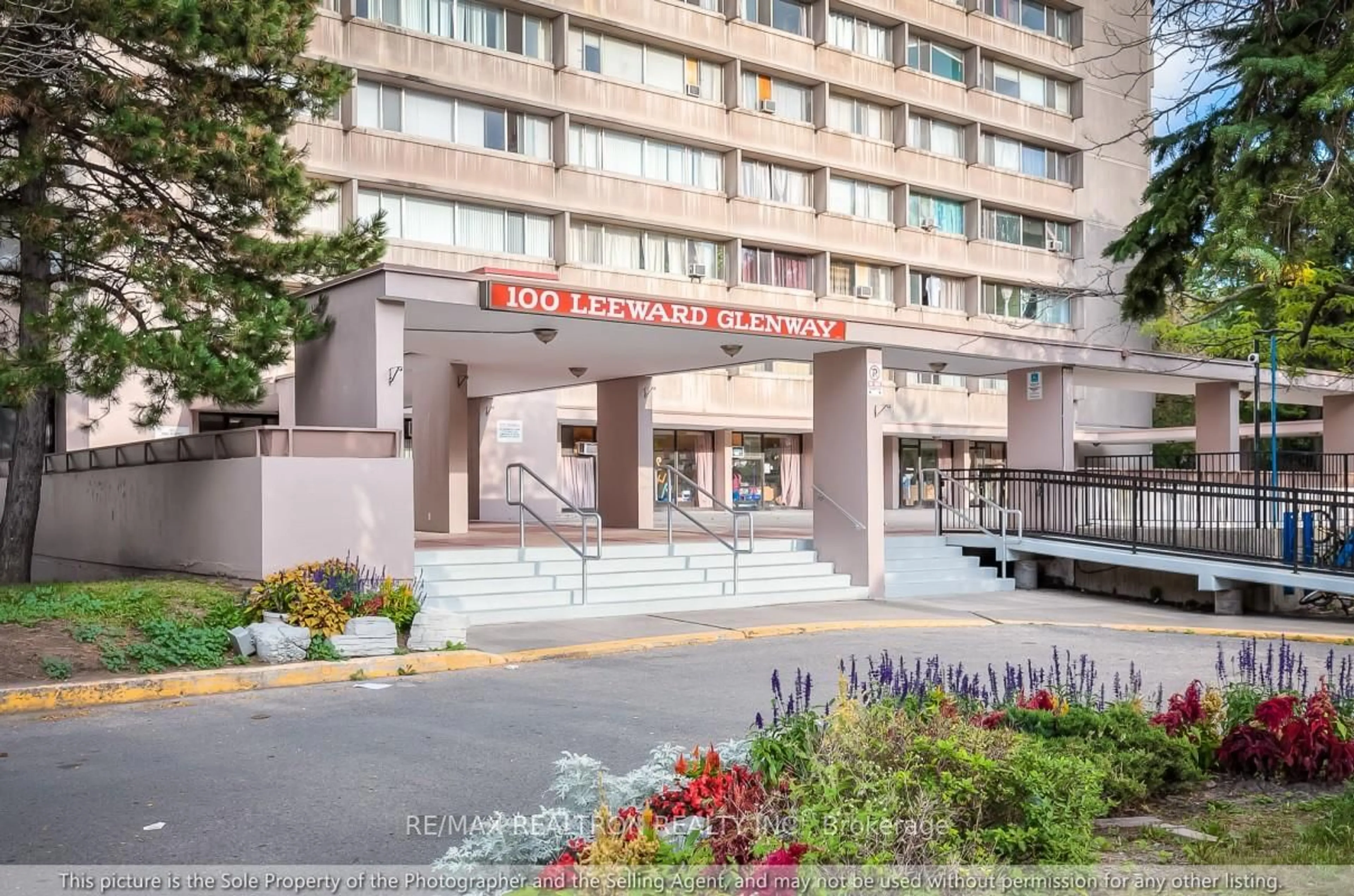 Indoor foyer for 100 Leeward Glwy #1904, Toronto Ontario M3C 2Z1