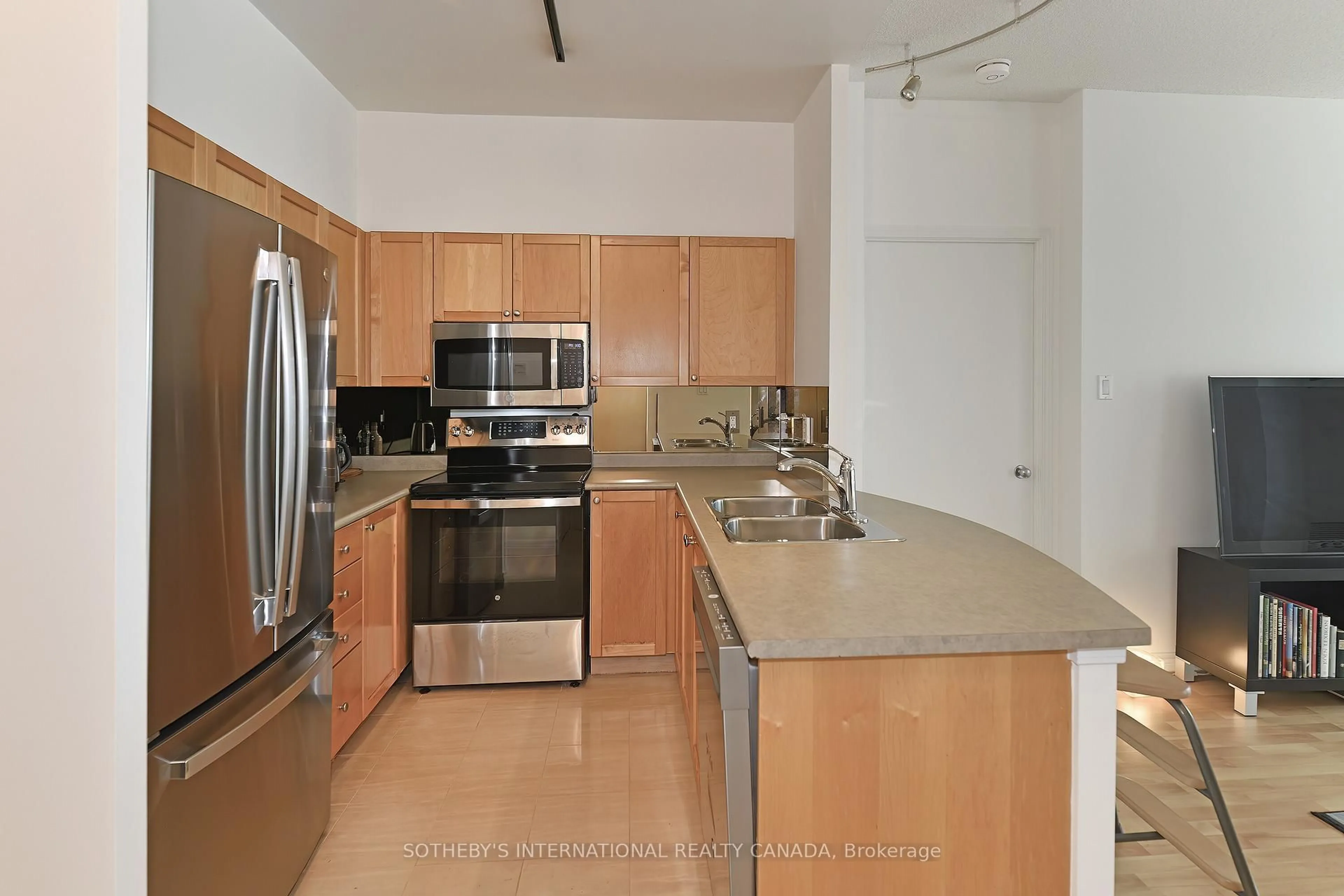 Standard kitchen, unknown for 600 Queens Quay #SP10, Toronto Ontario M5V 3M3