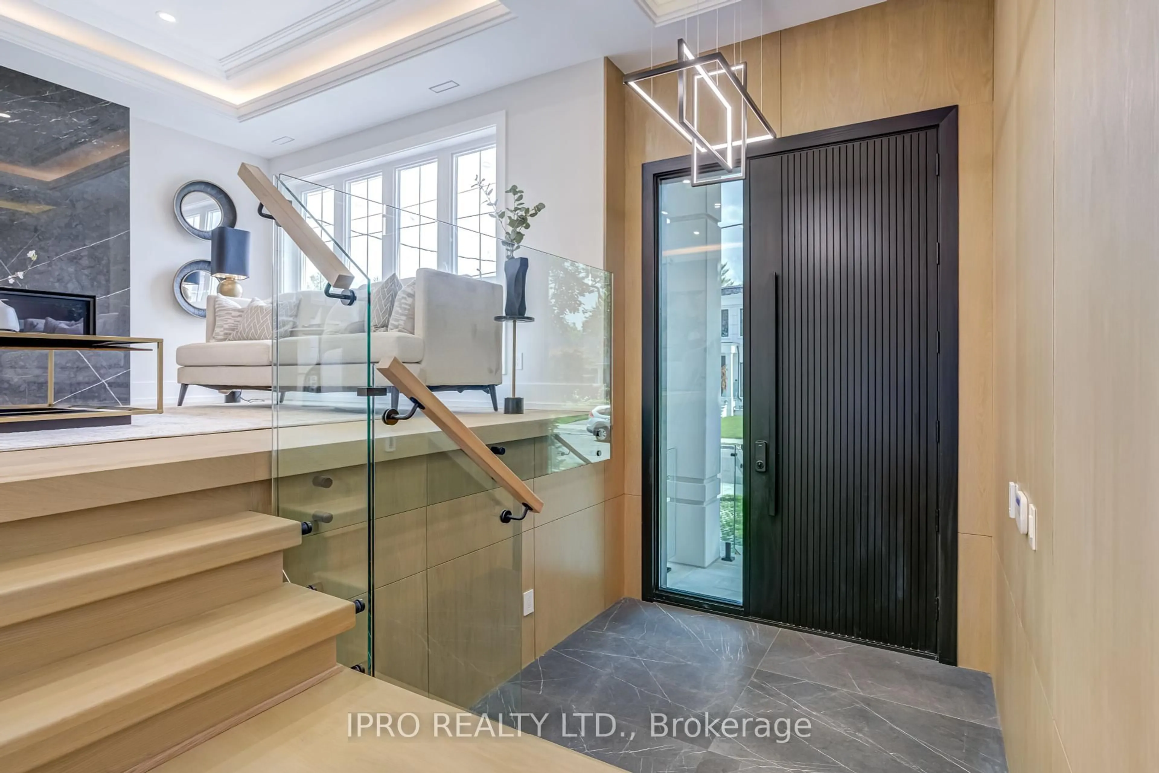 Indoor entryway for 594 Broadway Ave, Toronto Ontario M4G 2S5