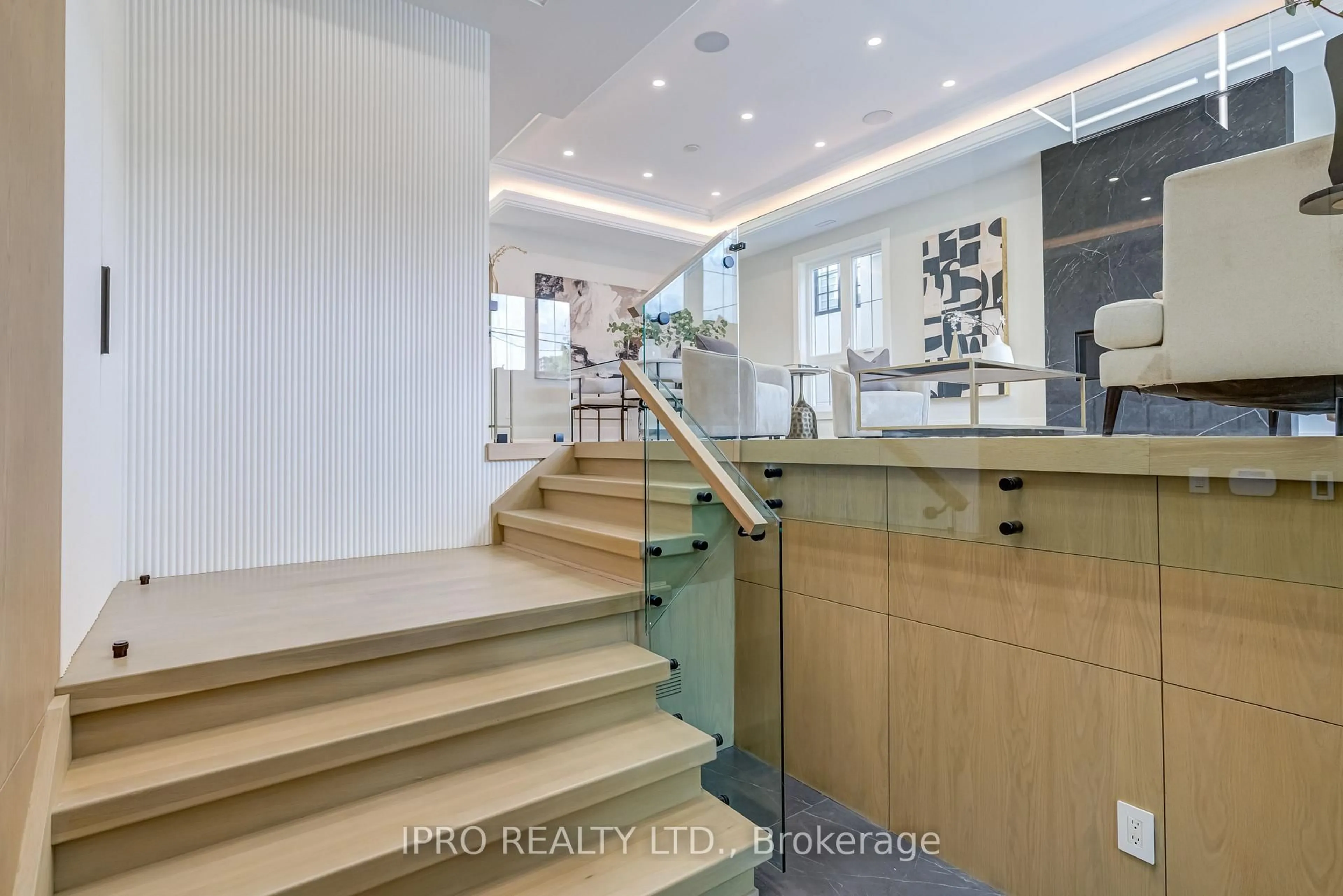 Indoor foyer for 594 Broadway Ave, Toronto Ontario M4G 2S5