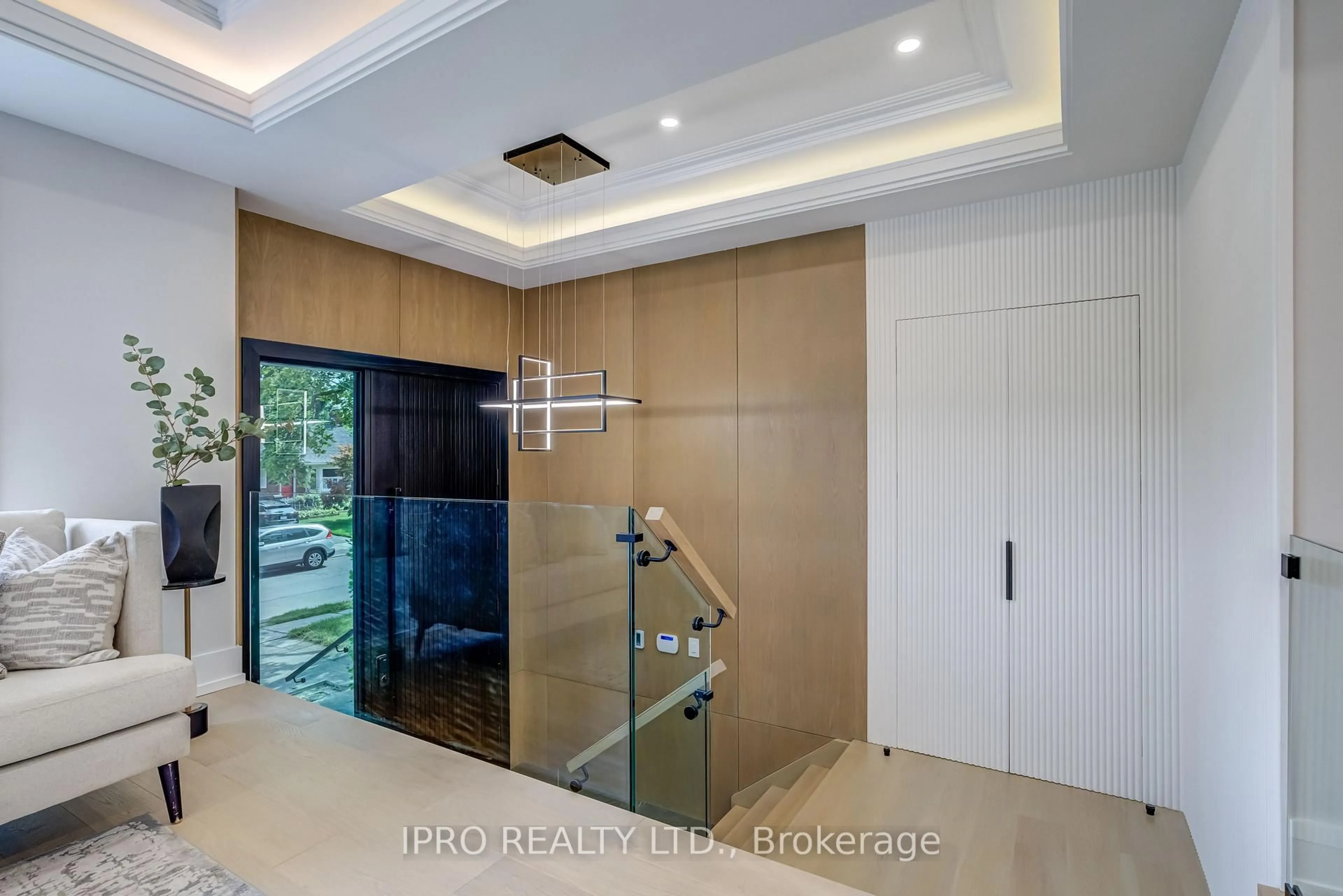 Indoor foyer for 594 Broadway Ave, Toronto Ontario M4G 2S5
