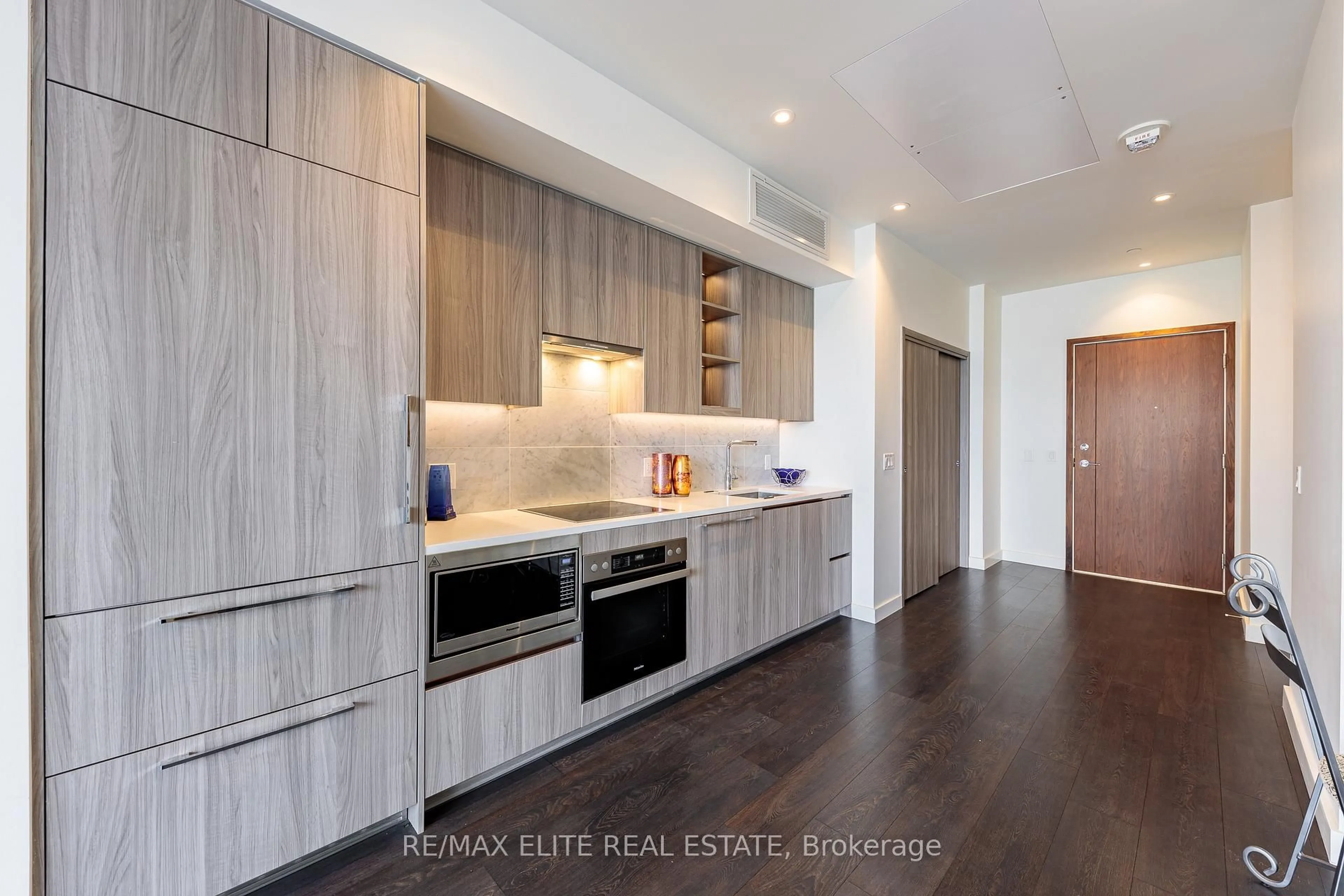 Contemporary kitchen, wood/laminate floor for 85 Mcmahon Dr #612, Toronto Ontario M2K 0H1