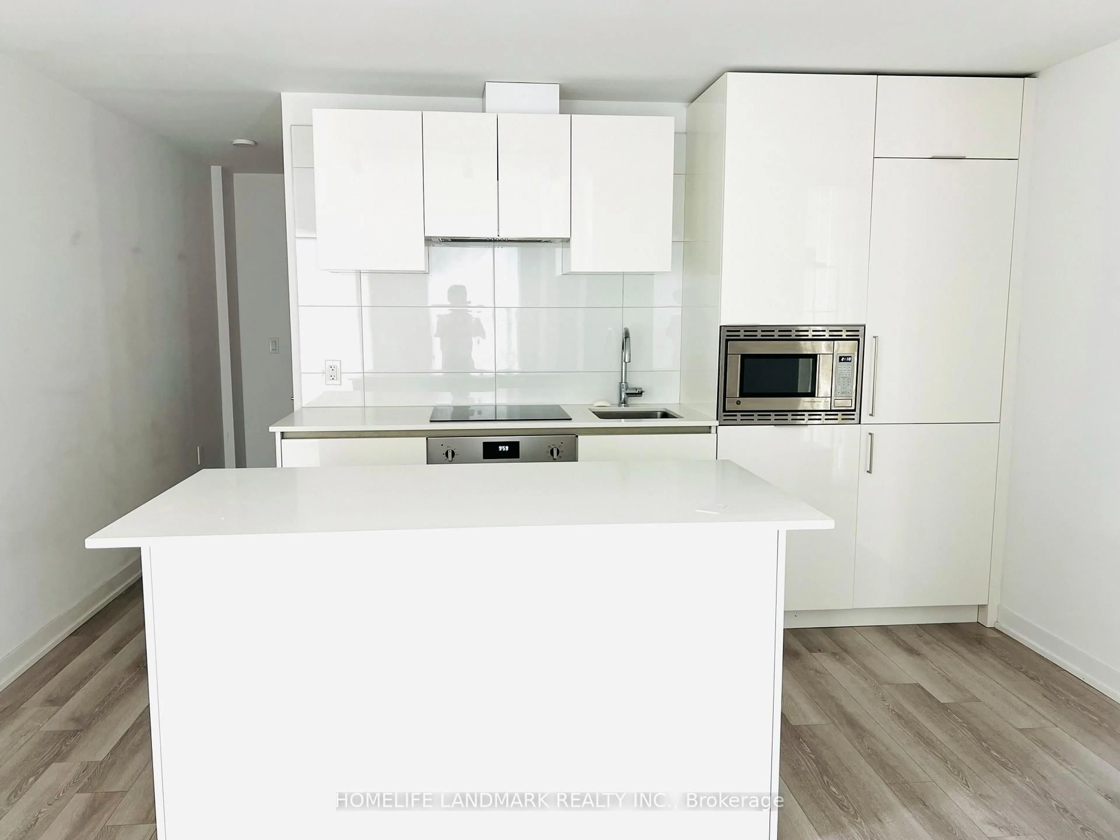 Standard kitchen, wood/laminate floor for 238 Simcoe St #403, Toronto Ontario M5T 0E2