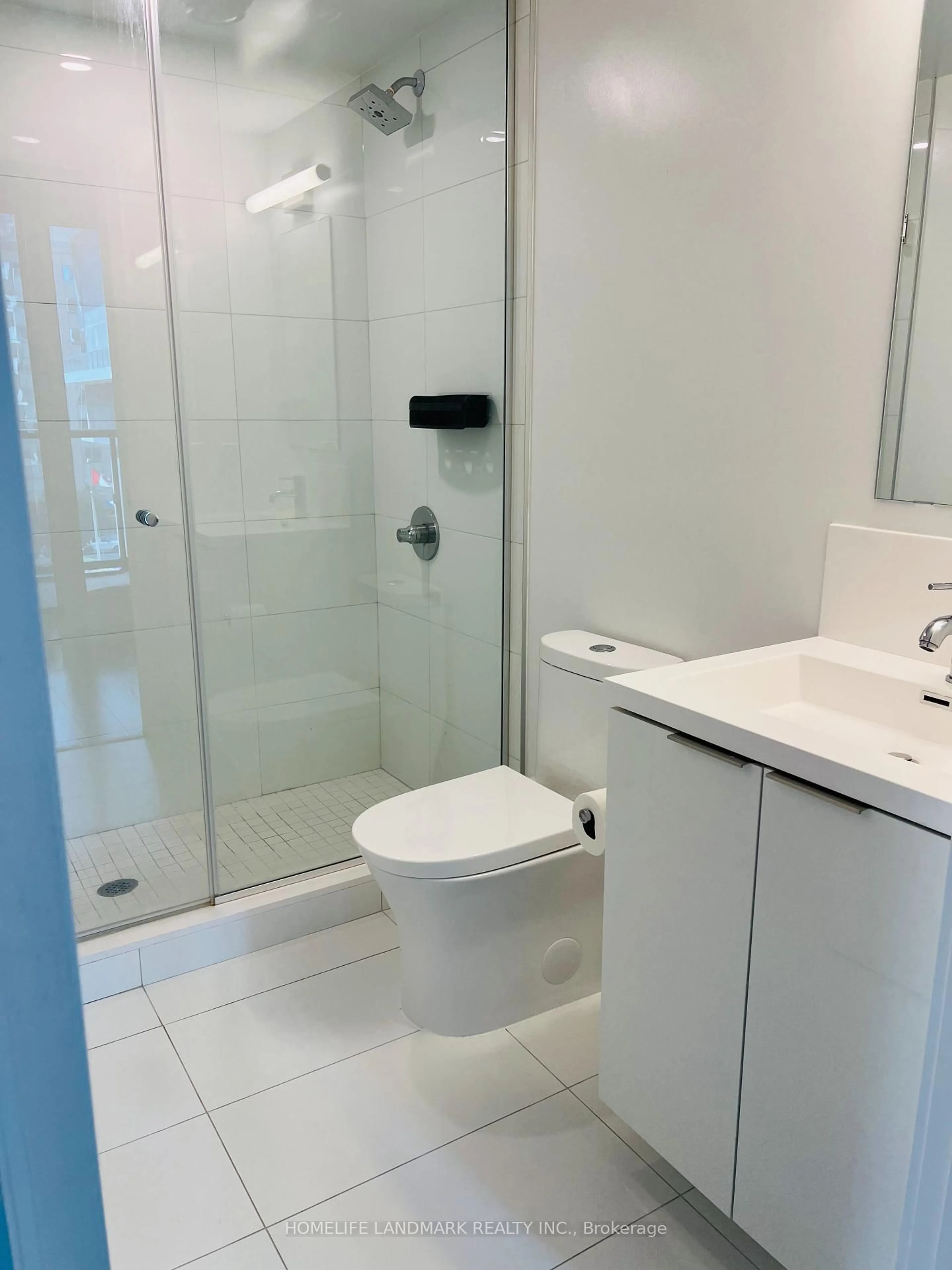 Standard bathroom, ceramic/tile floor for 238 Simcoe St #403, Toronto Ontario M5T 0E2