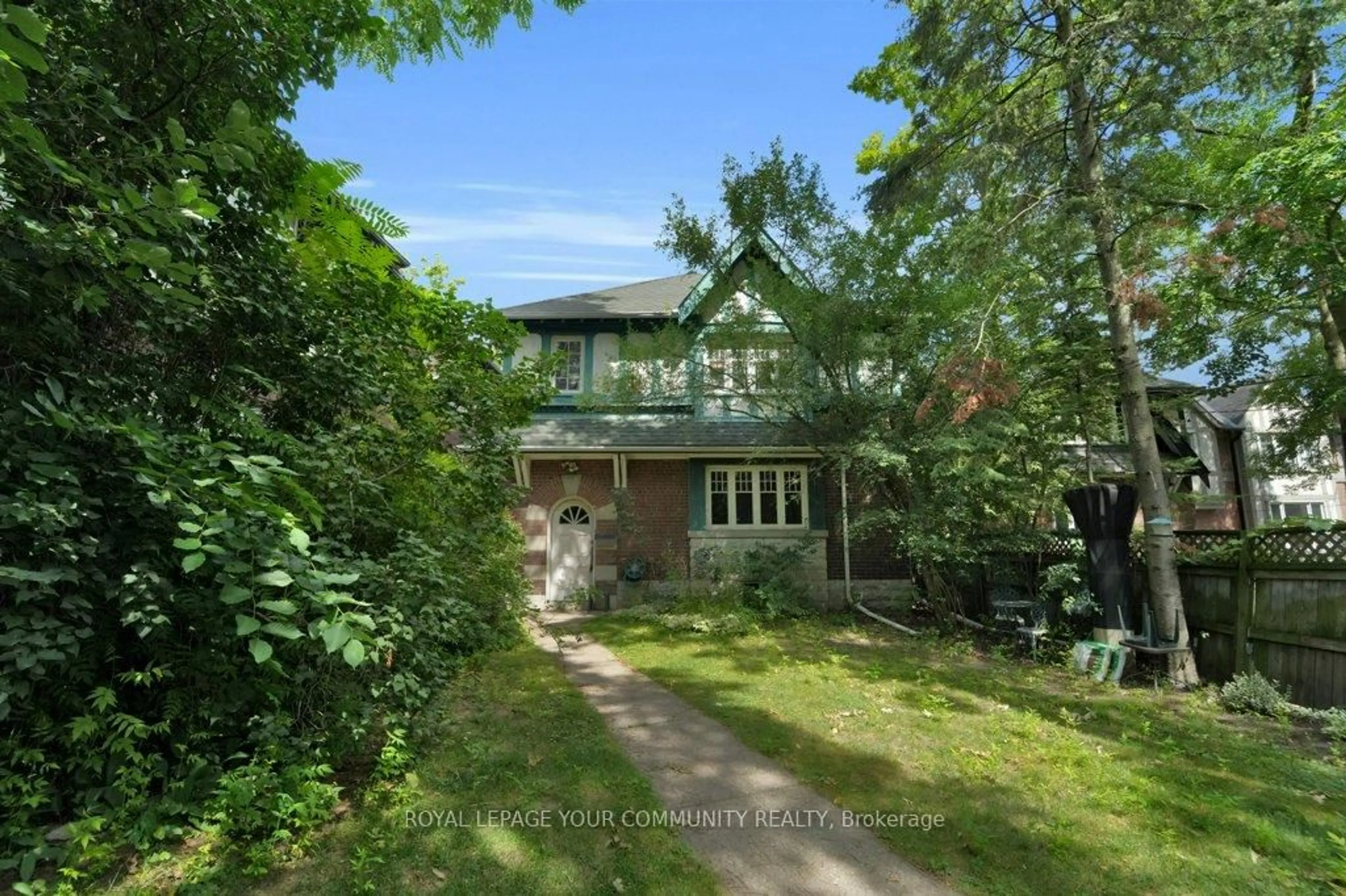 A pic from outside/outdoor area/front of a property/back of a property/a pic from drone, street for 390 Davenport Rd, Toronto Ontario M4V 1B4