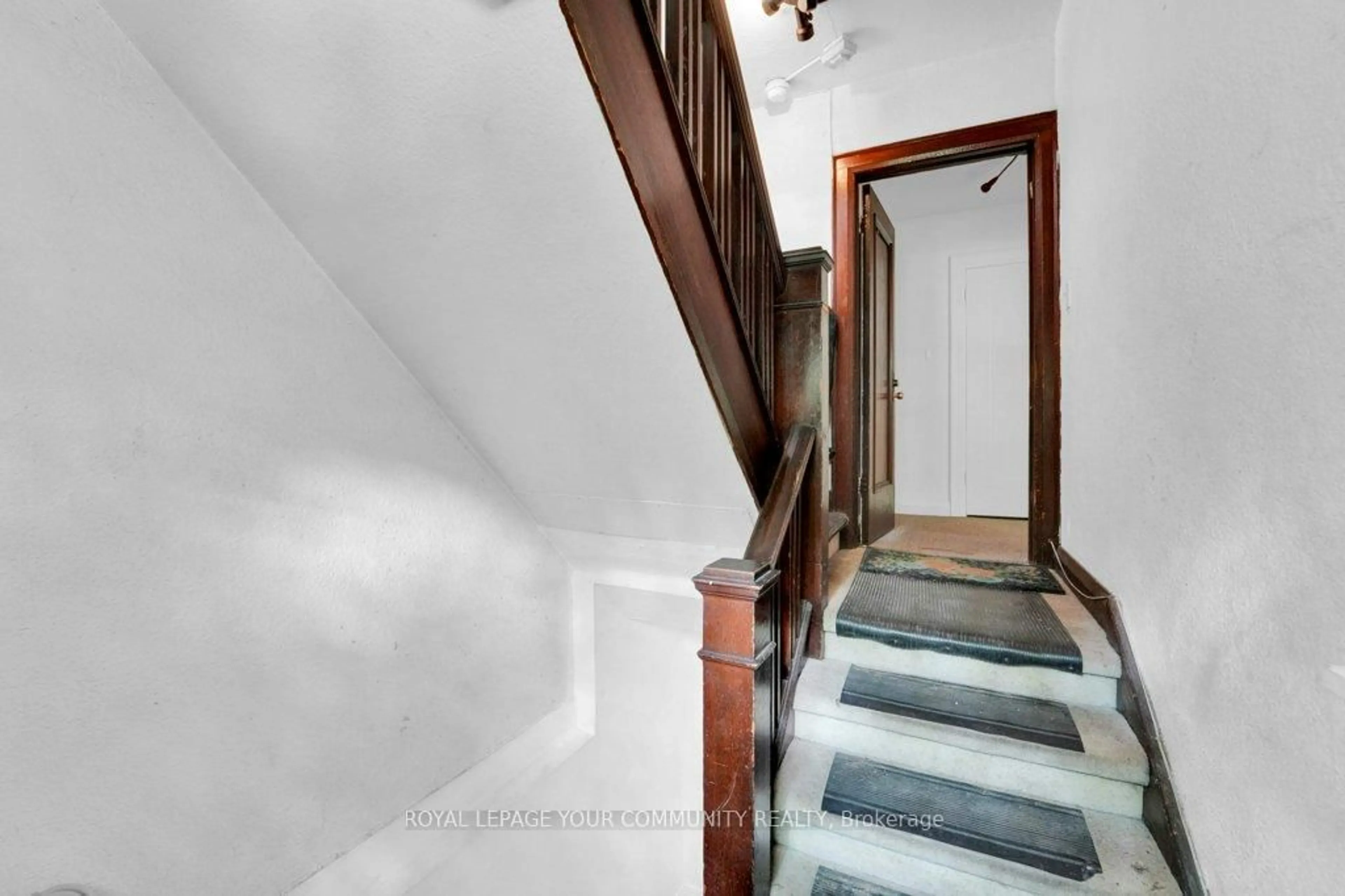 Indoor foyer for 390 Davenport Rd, Toronto Ontario M4V 1B4