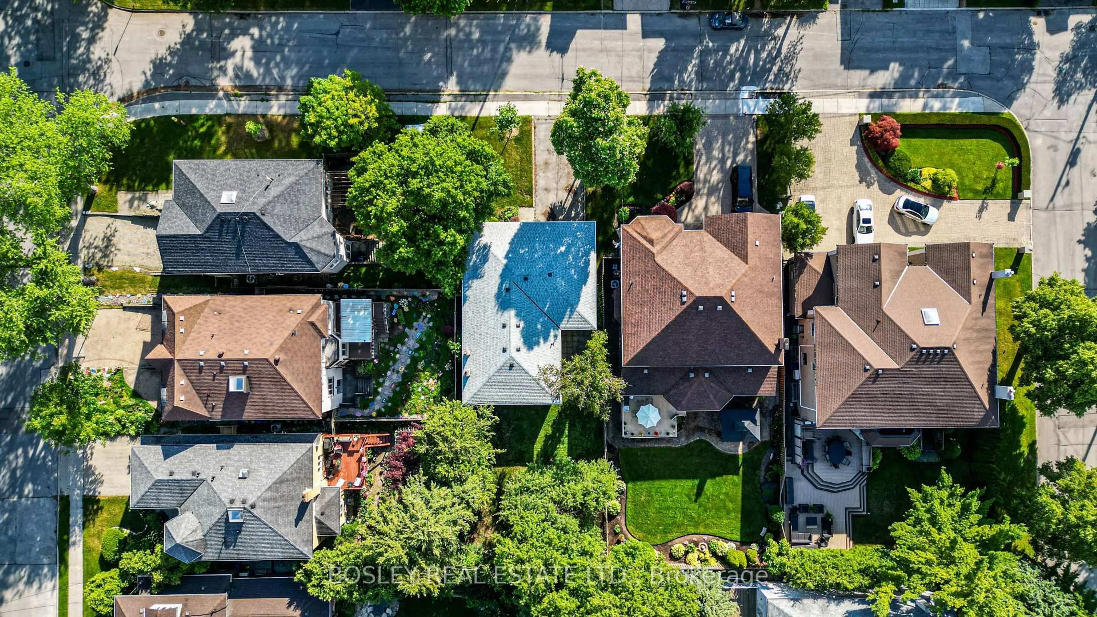 A pic from outside/outdoor area/front of a property/back of a property/a pic from drone, street for 127 Highgate Ave, Toronto Ontario M2N 5G5