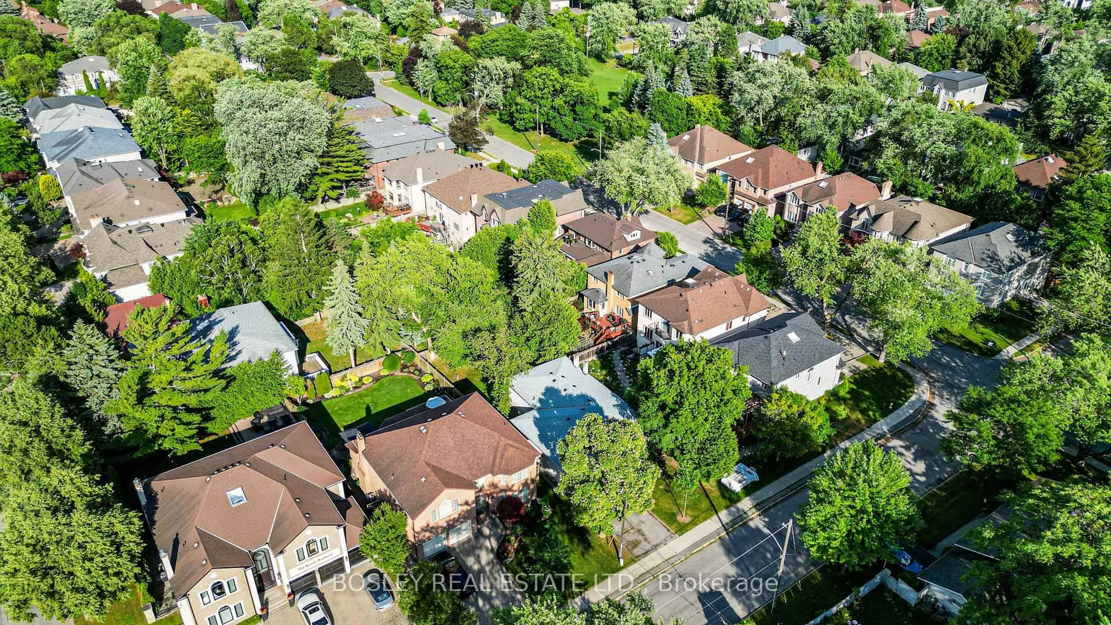 A pic from outside/outdoor area/front of a property/back of a property/a pic from drone, street for 127 Highgate Ave, Toronto Ontario M2N 5G5