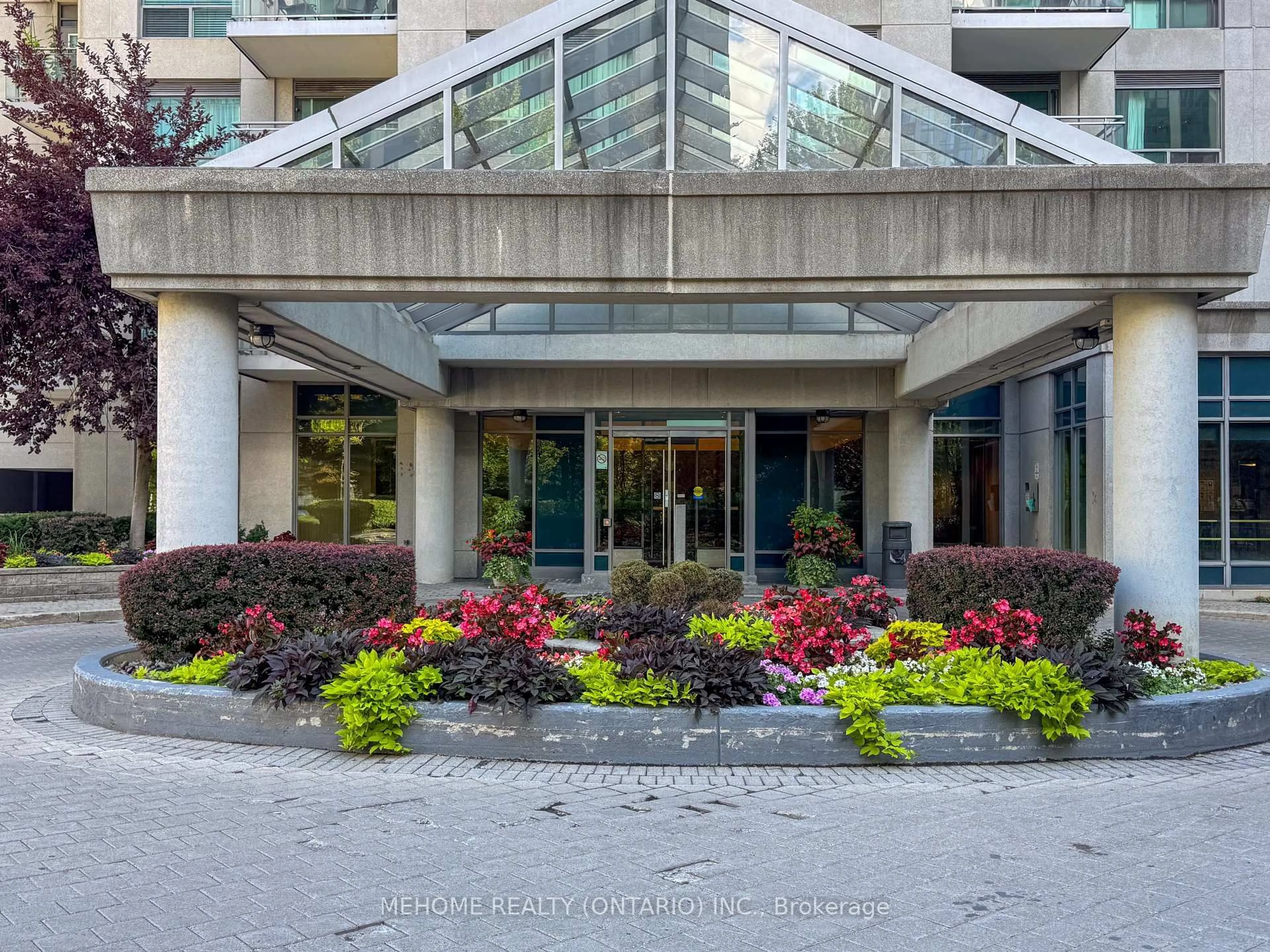 Indoor foyer for 21 Hillcrest Ave #1804, Toronto Ontario M2N 3N4