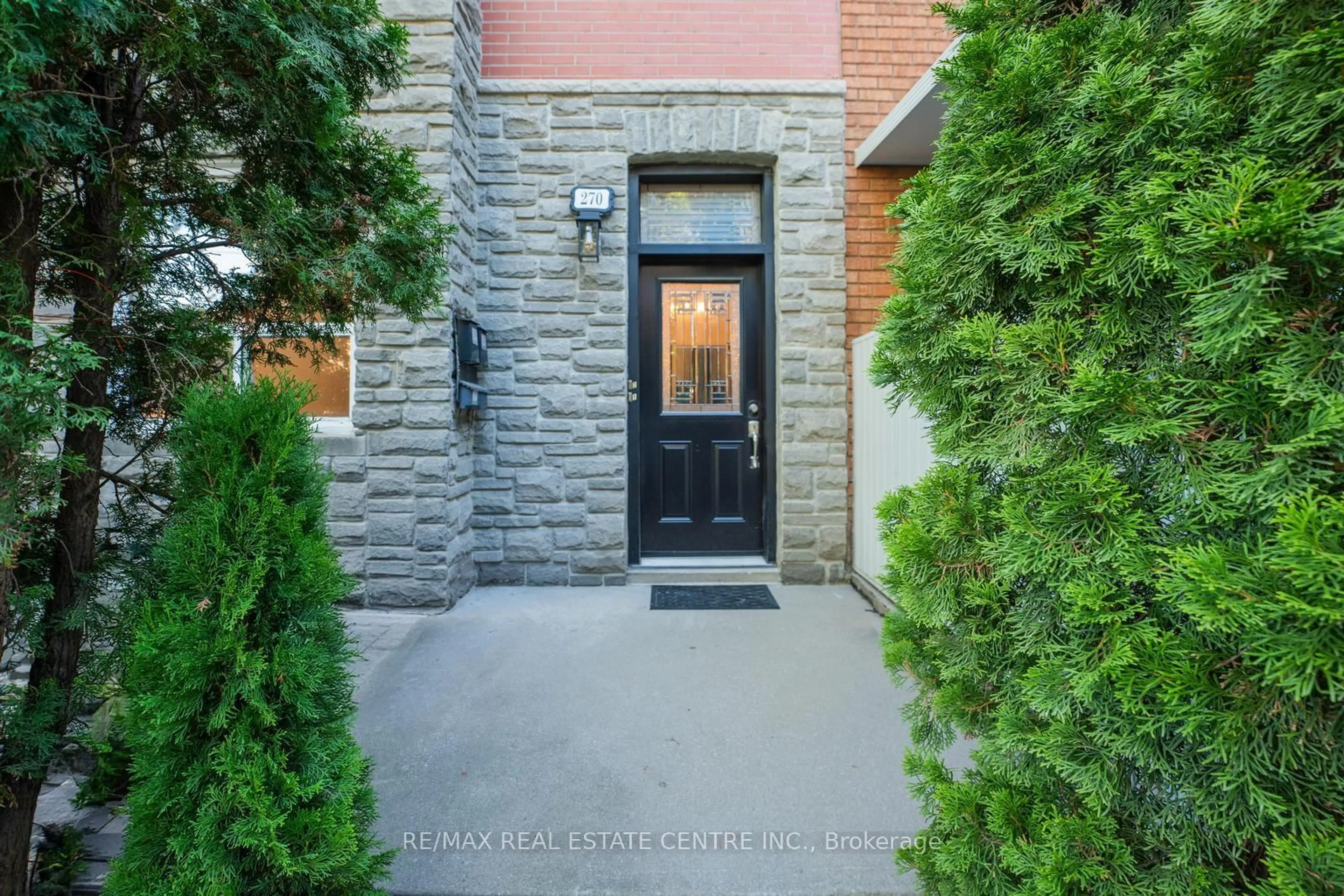 Unknown for 270 Clinton St, Toronto Ontario M6G 2Y6