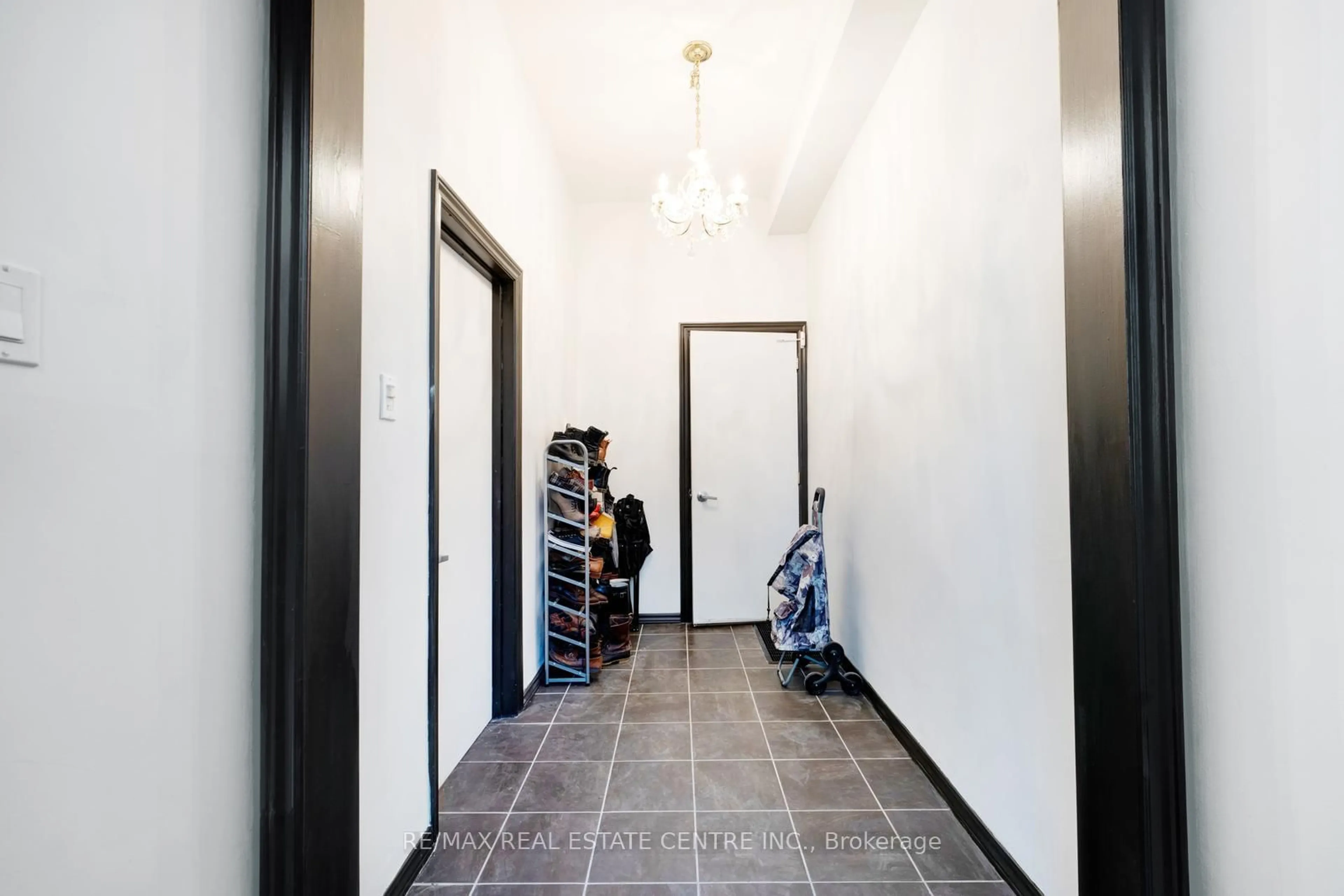 Indoor foyer for 270 Clinton St, Toronto Ontario M6G 2Y6