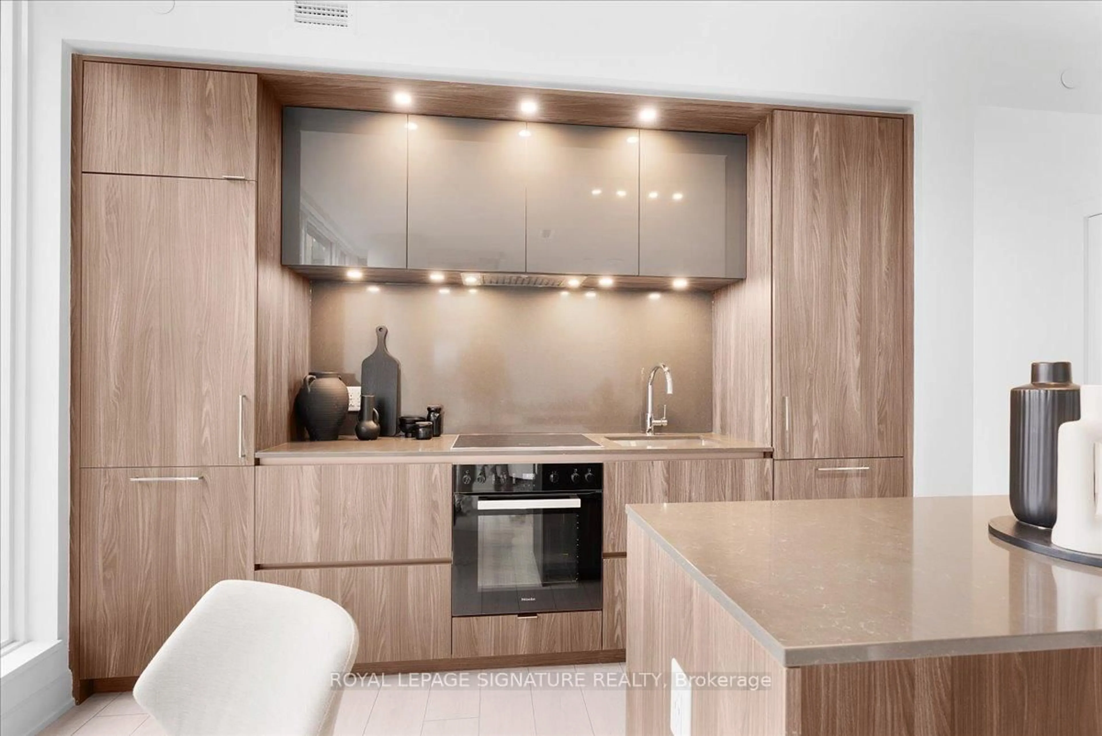 Contemporary kitchen, wood/laminate floor for 15 Mercer St #1308, Toronto Ontario M5V 1H2