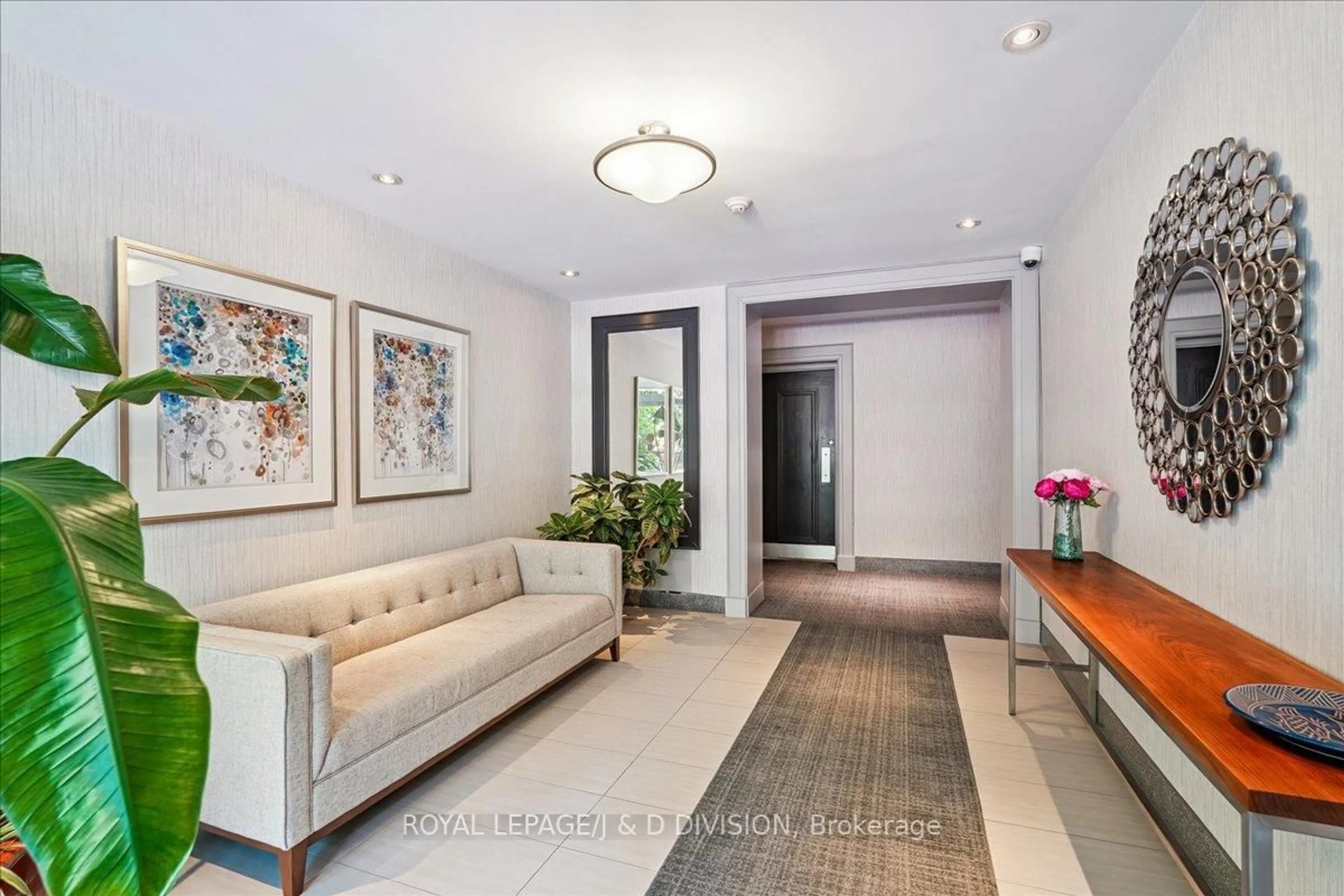Indoor foyer for 149 South Dr #203, Toronto Ontario M4W 1S3