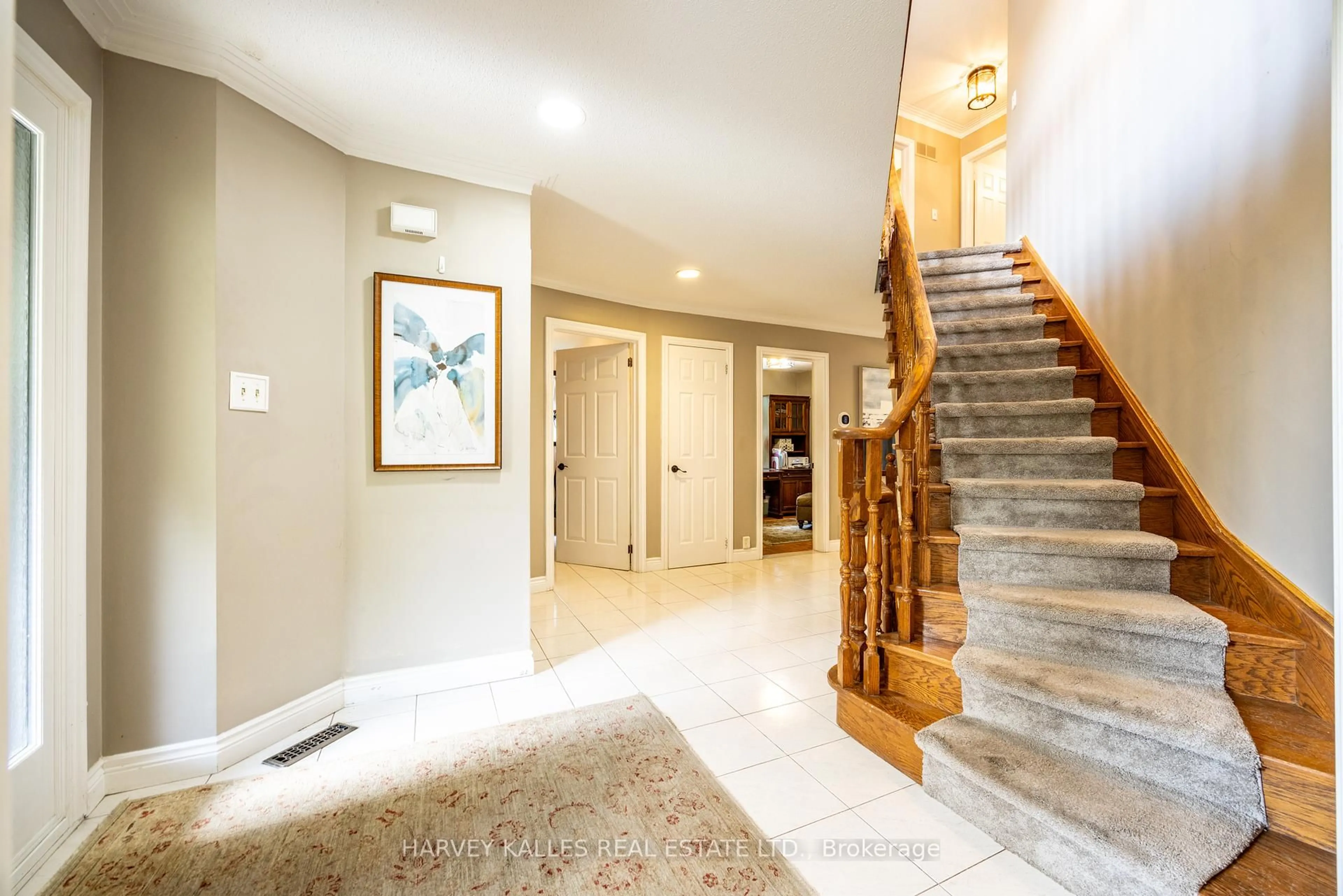 Indoor foyer for 315 Yonge Blvd, Toronto Ontario M5M 3J4