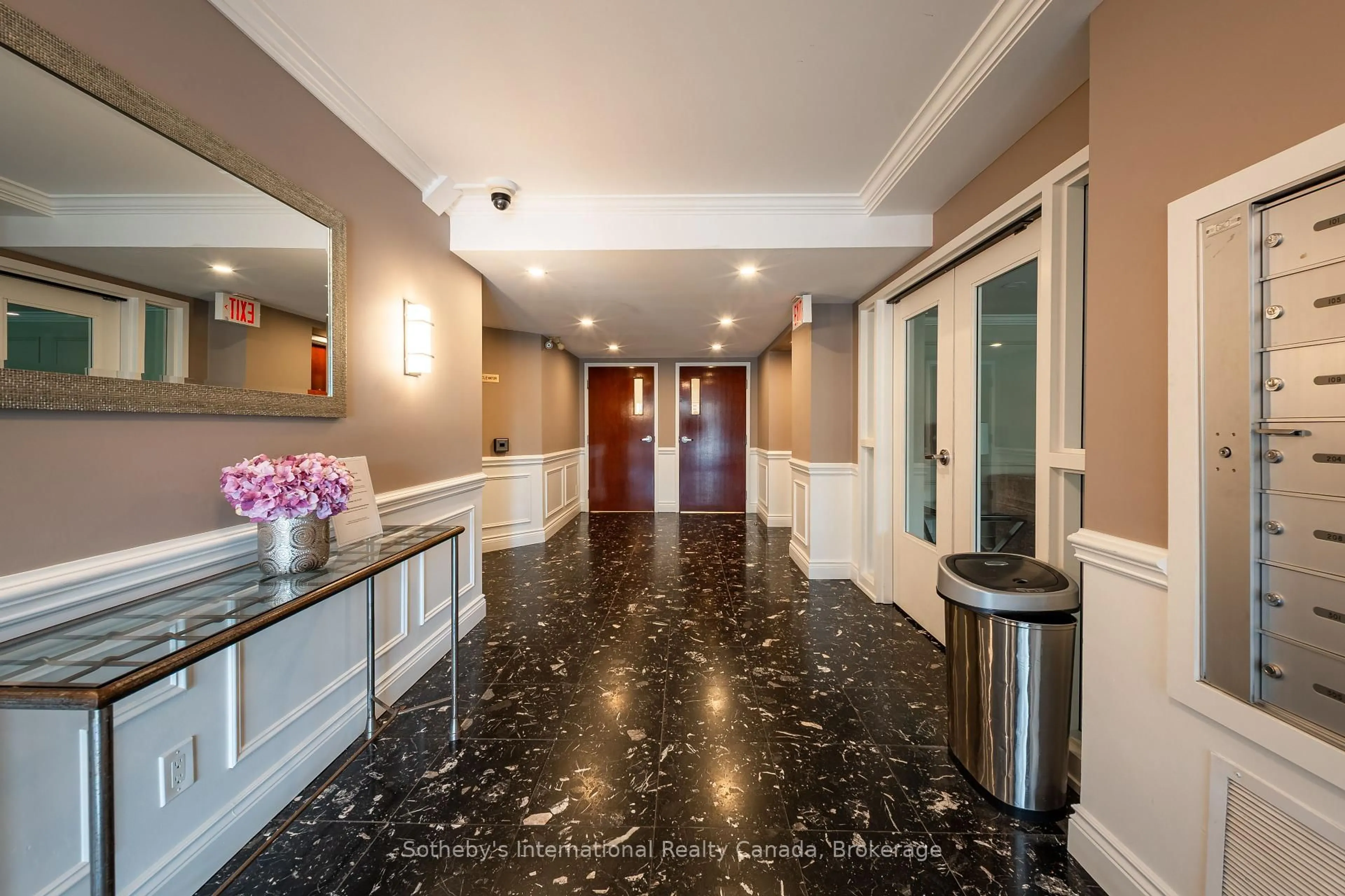 Indoor foyer for 356 McRae Dr #508, Toronto Ontario M4G 4G4