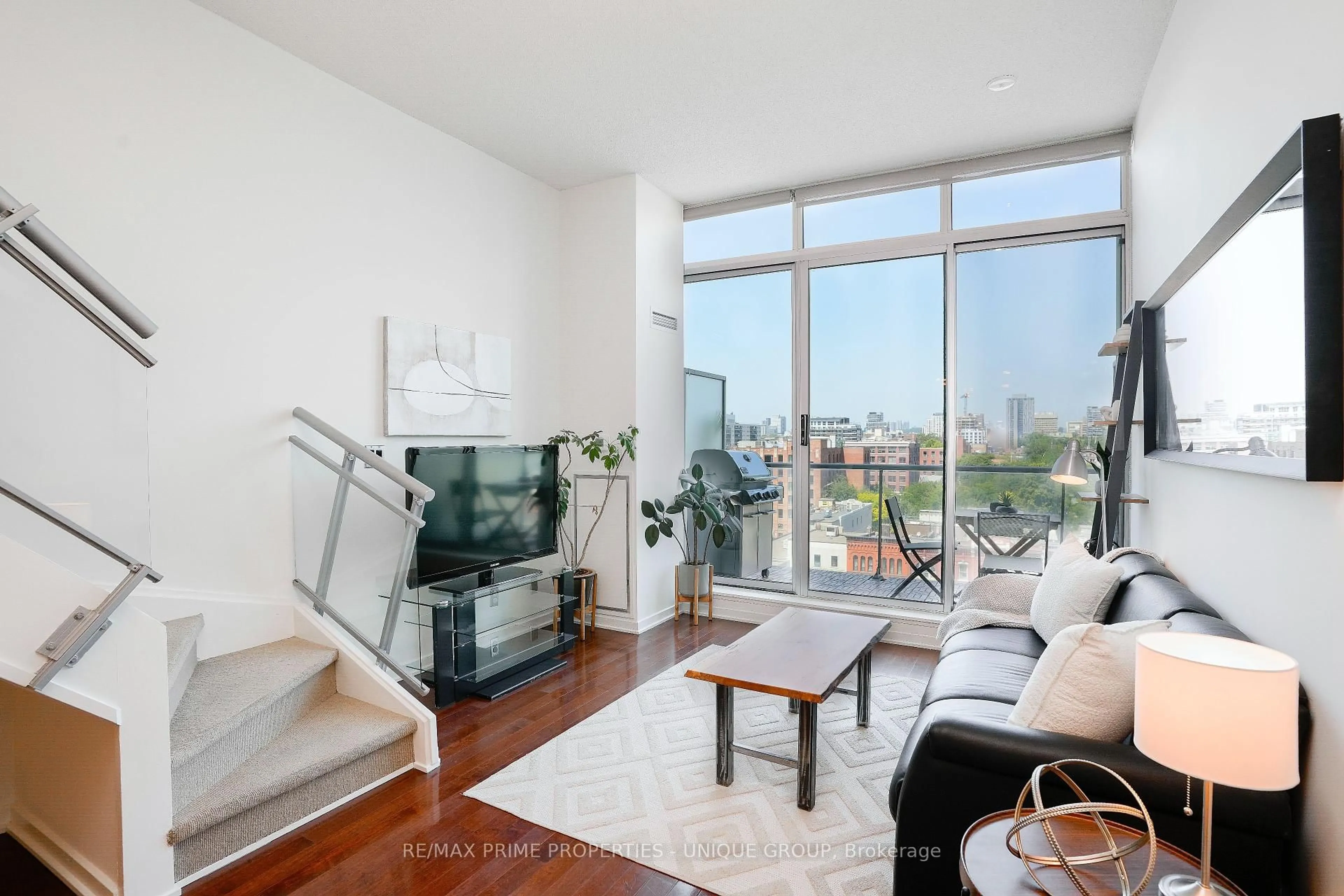 Living room with furniture, unknown for 388 Richmond St #923, Toronto Ontario M5V 3P1