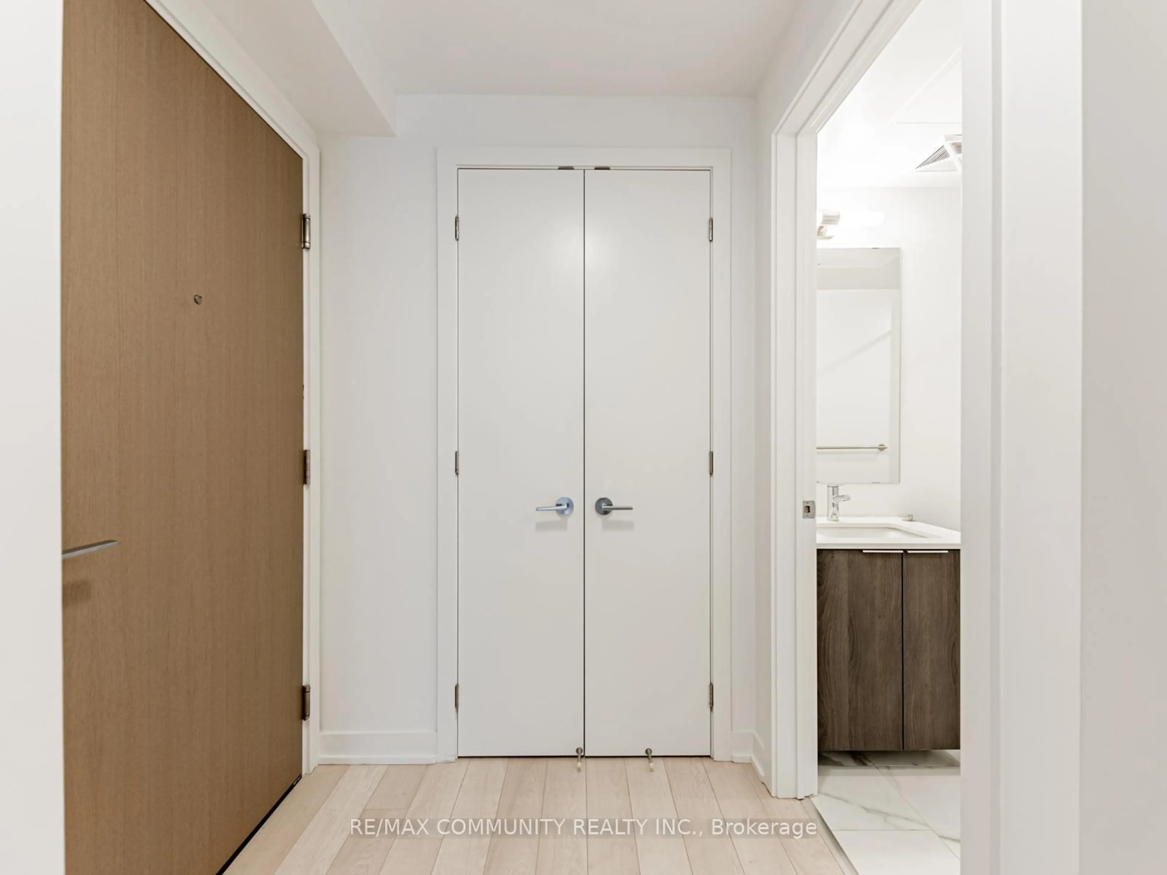 Indoor entryway for 357 King St #3506, Toronto Ontario M5V 0S7