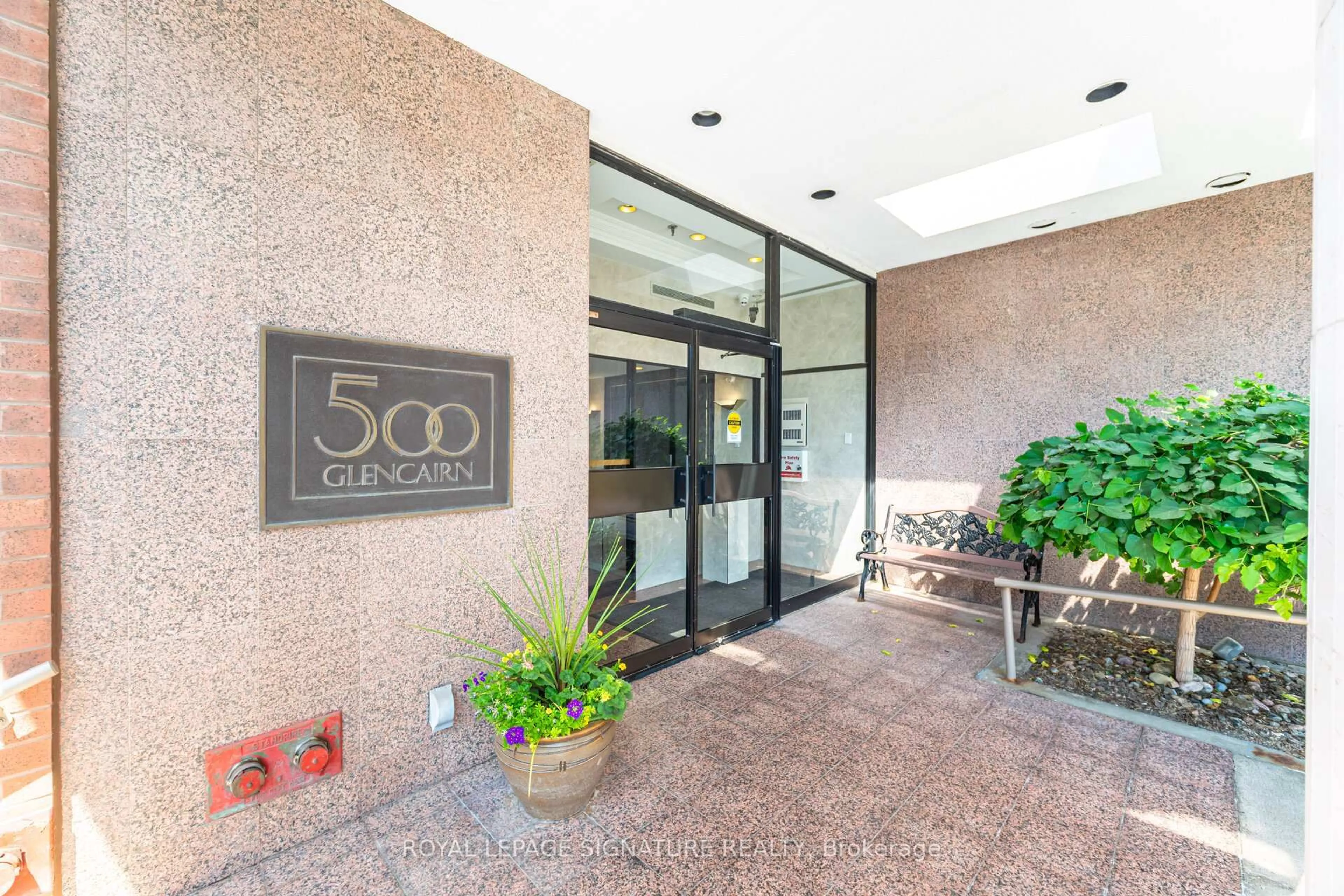 Indoor foyer for 500 Glencairn Ave #309, Toronto Ontario M6B 1Z1