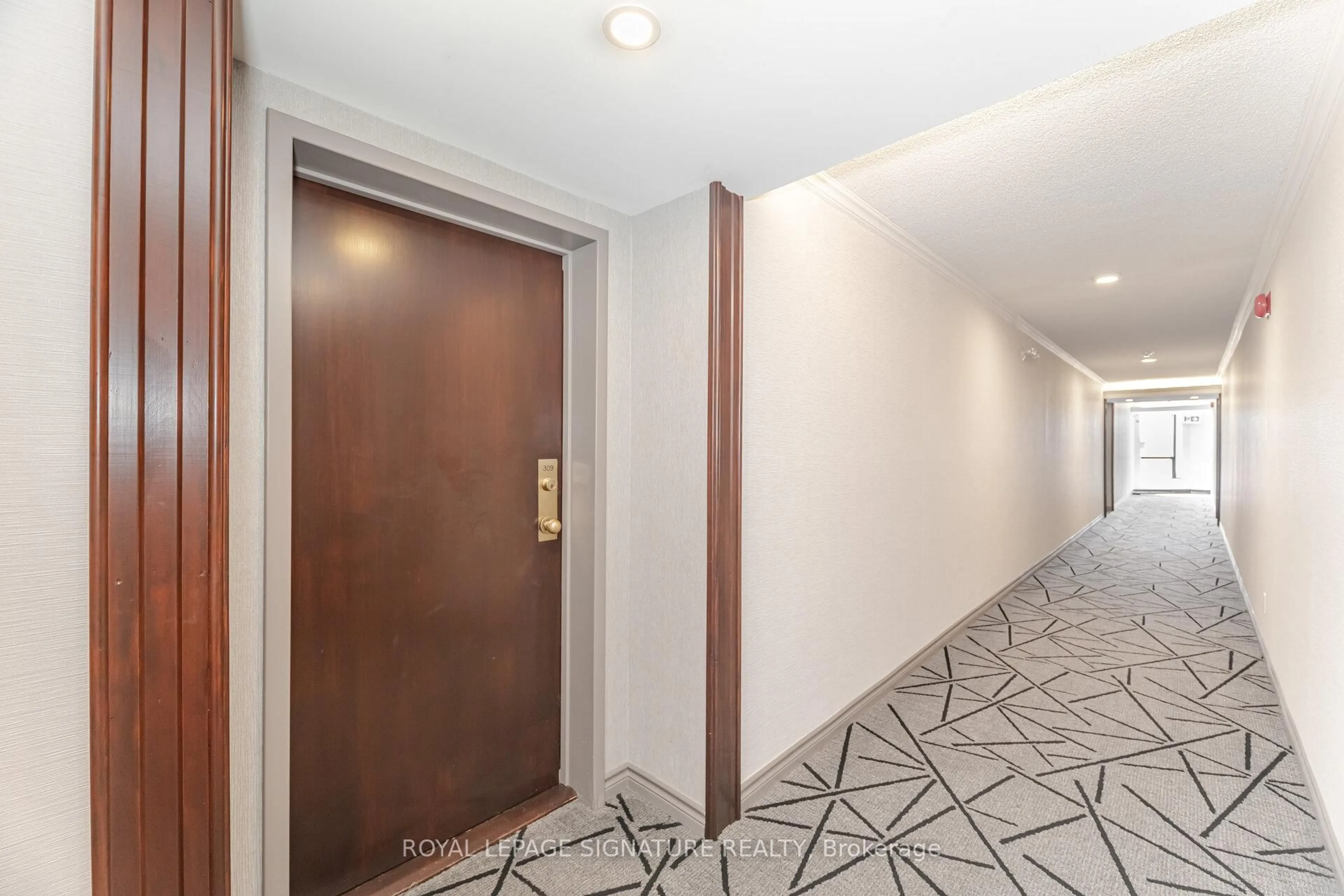 Indoor foyer for 500 Glencairn Ave #309, Toronto Ontario M6B 1Z1