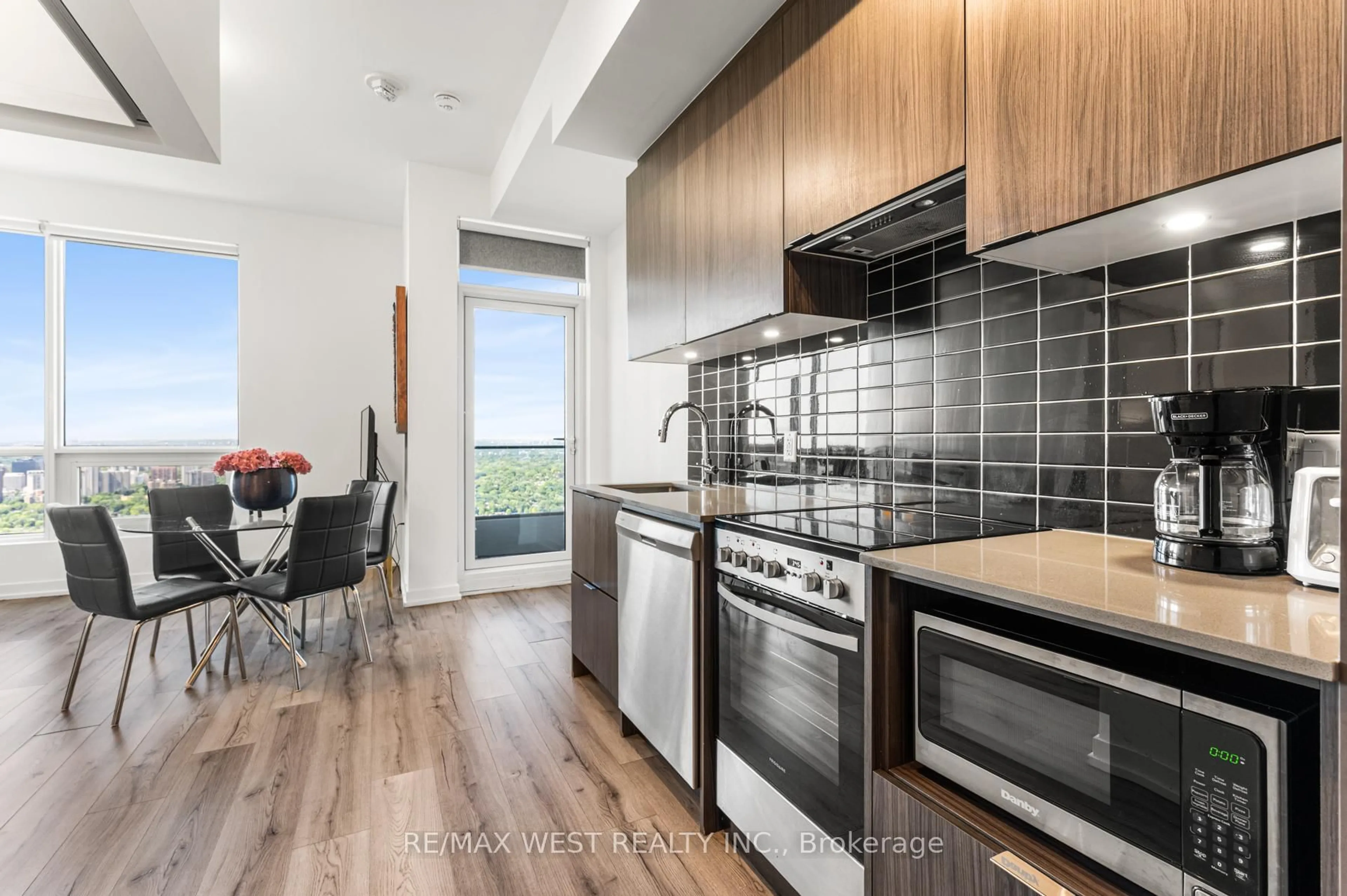 Standard kitchen, wood/laminate floor for 395 Bloor St #5005, Toronto Ontario M4W 1H7