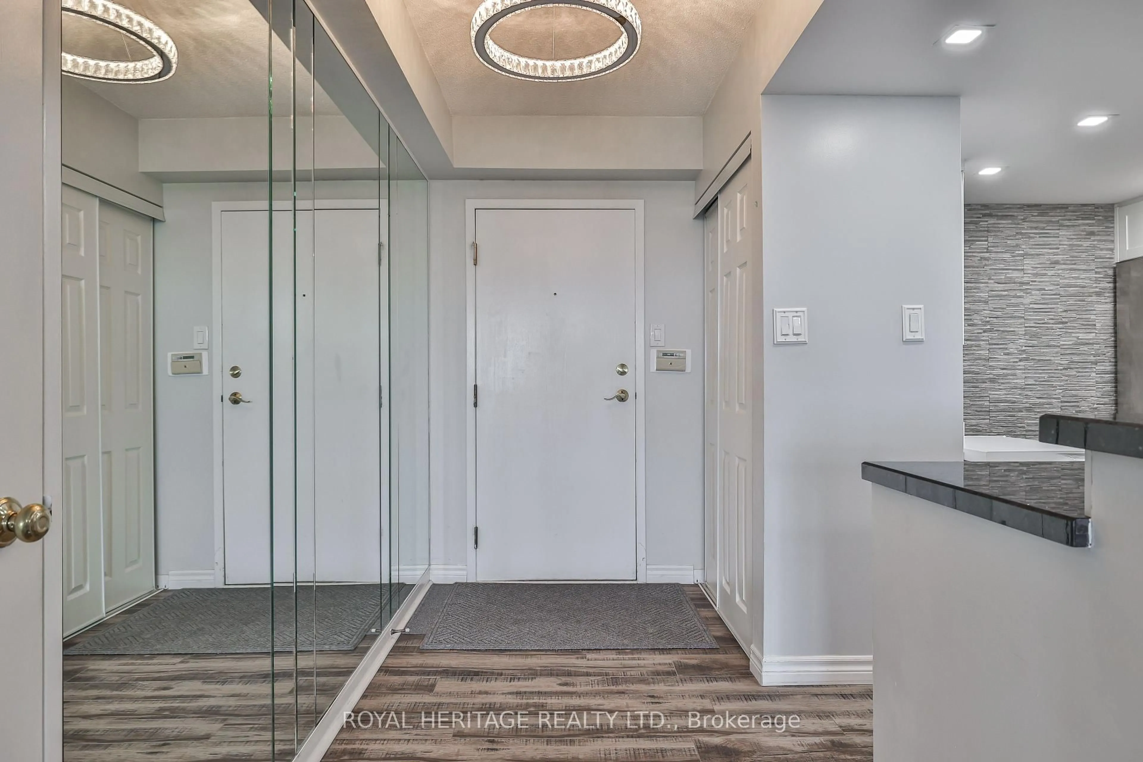 Indoor foyer for 10 Torresdale Ave #806, Toronto Ontario M2R 3V8