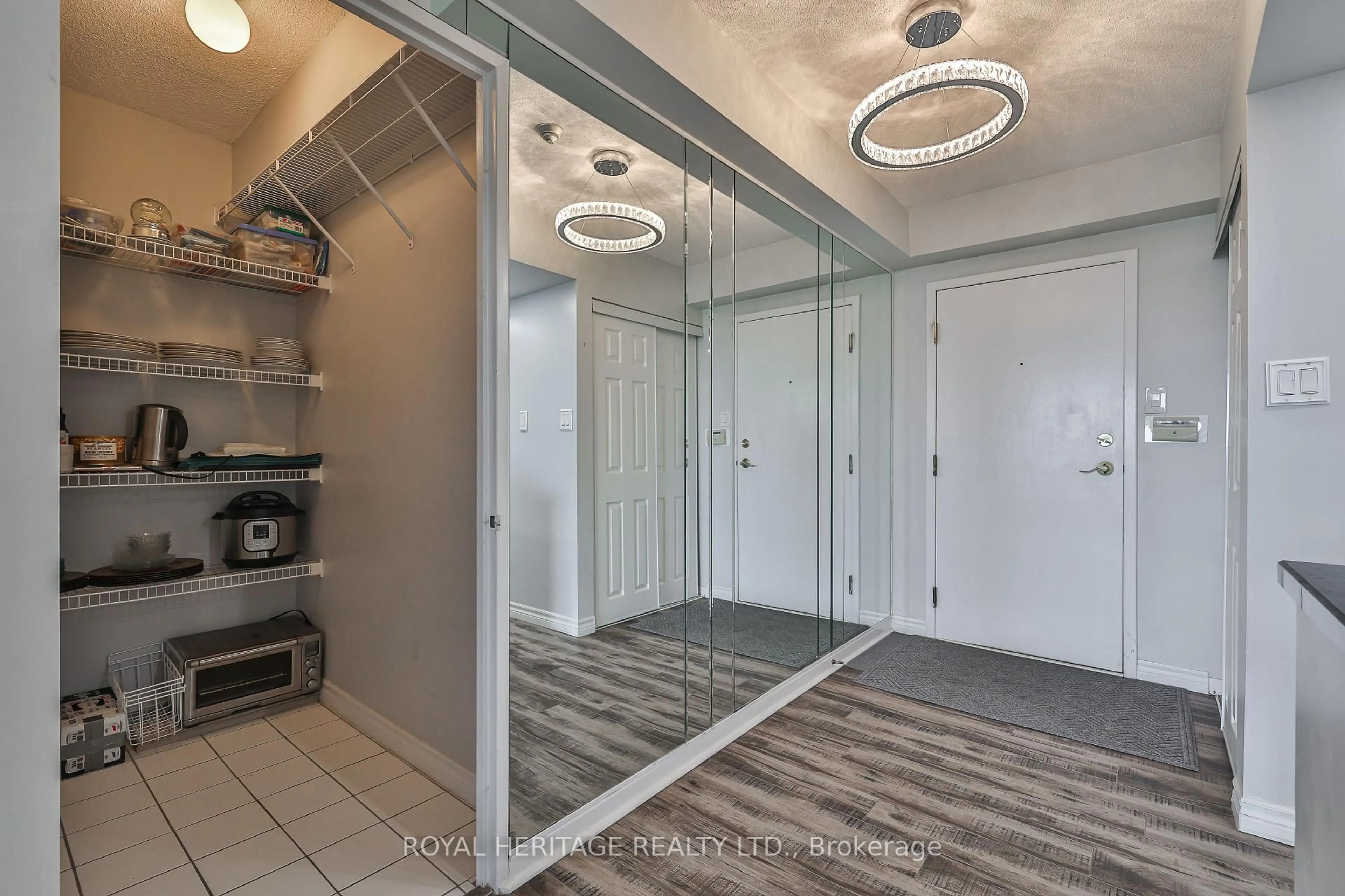 Indoor entryway for 10 Torresdale Ave #806, Toronto Ontario M2R 3V8