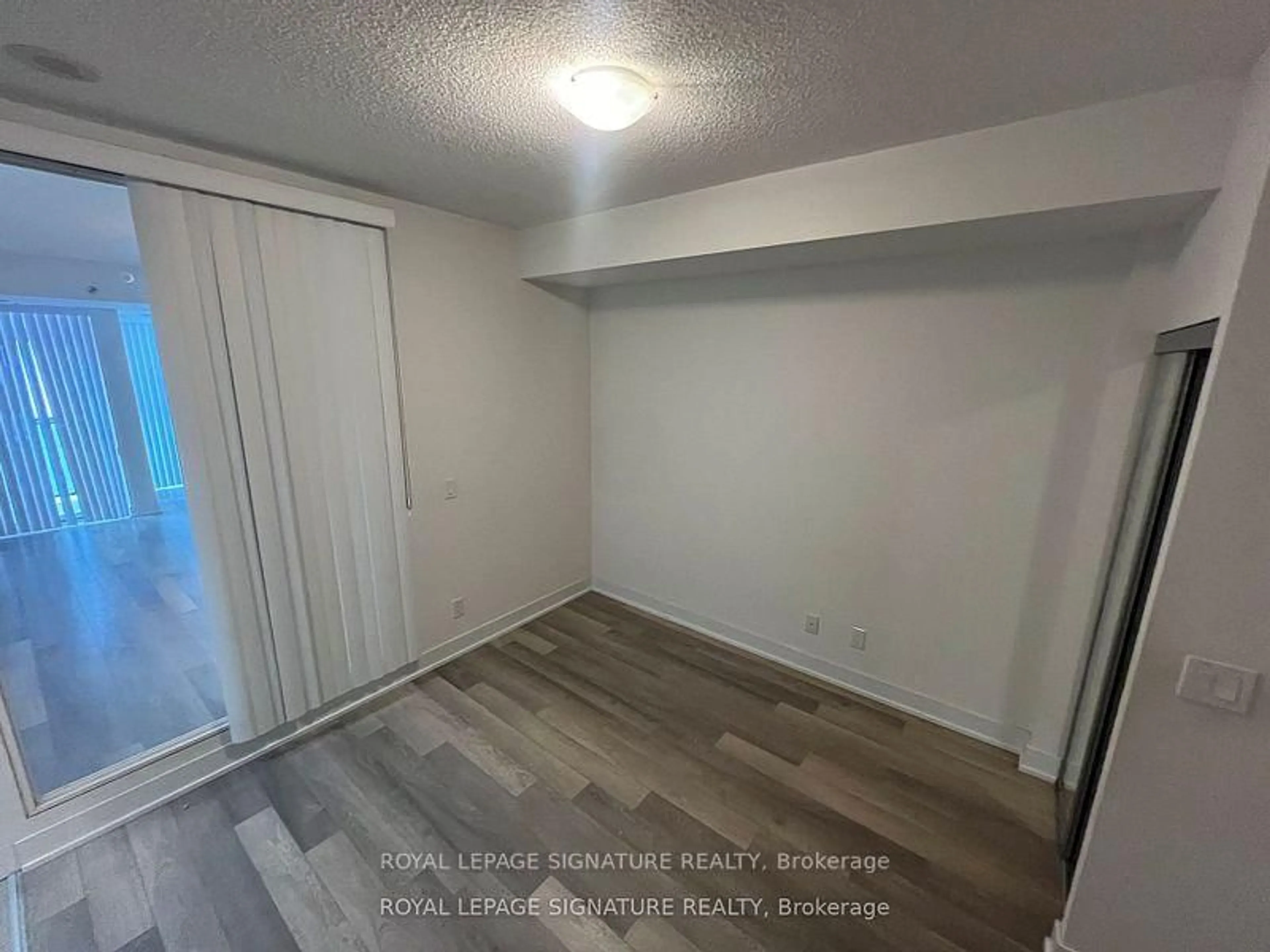 A pic of a room for 318 Richmond St #1811, Toronto Ontario M5V 1X2