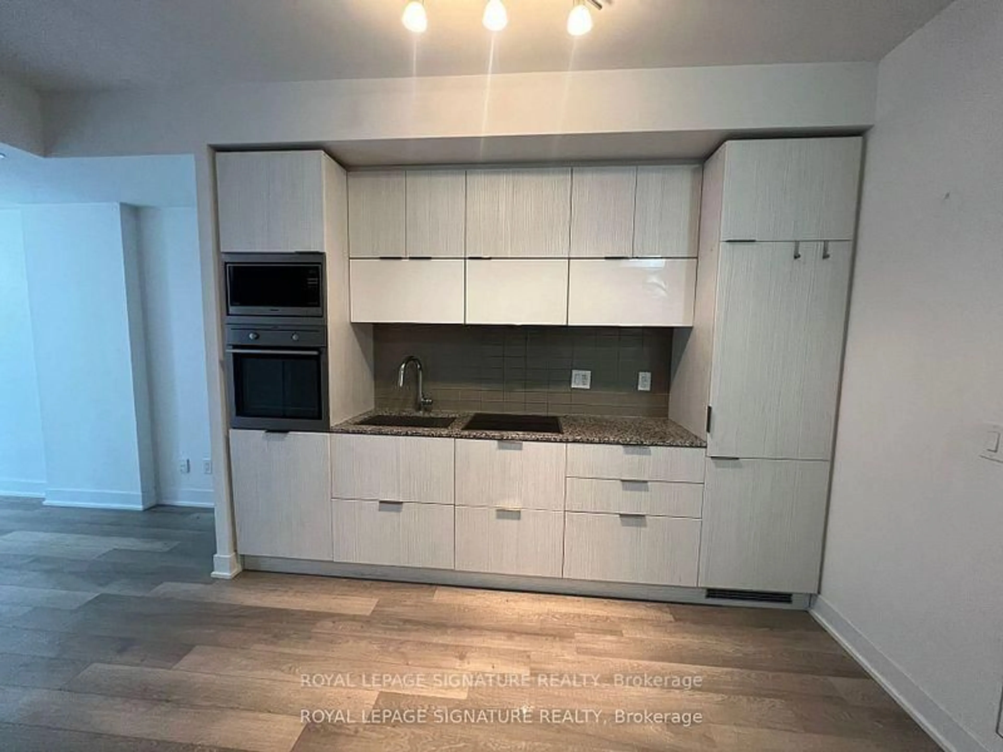 Standard kitchen, wood/laminate floor for 318 Richmond St #1811, Toronto Ontario M5V 1X2