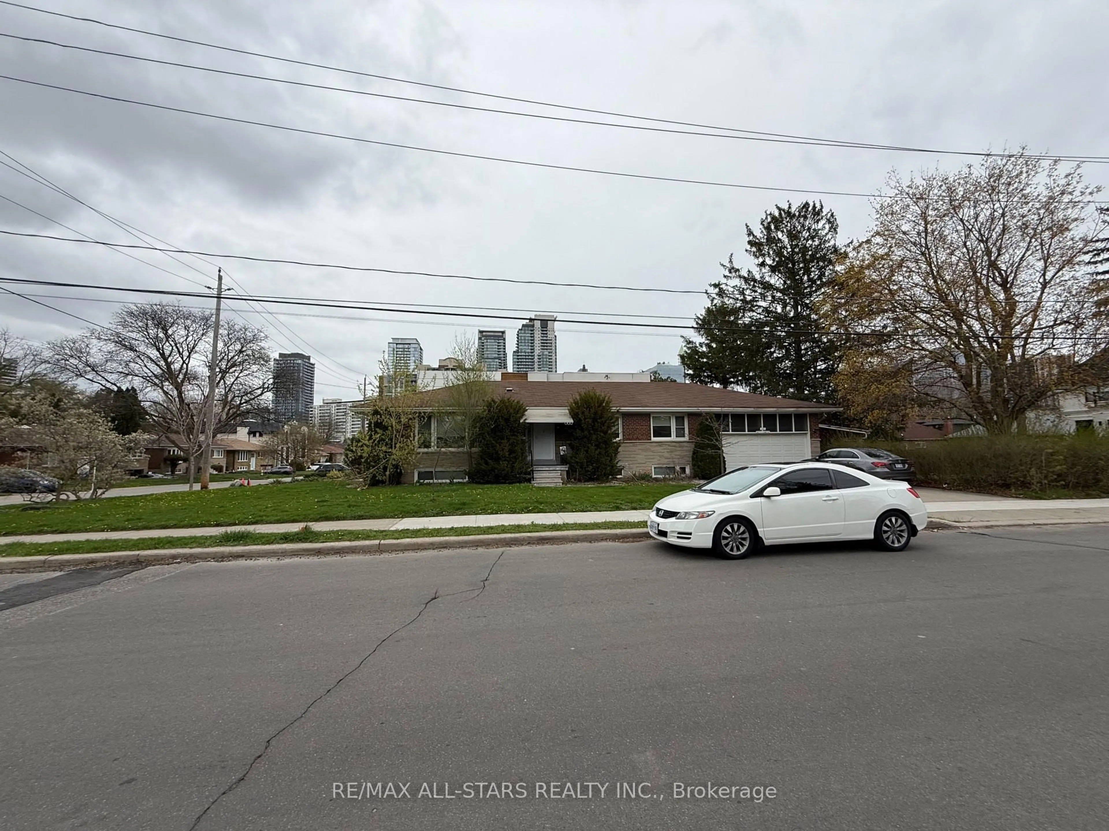 Blurry image for 105 Betty Ann Dr, Toronto Ontario M2N 1X1
