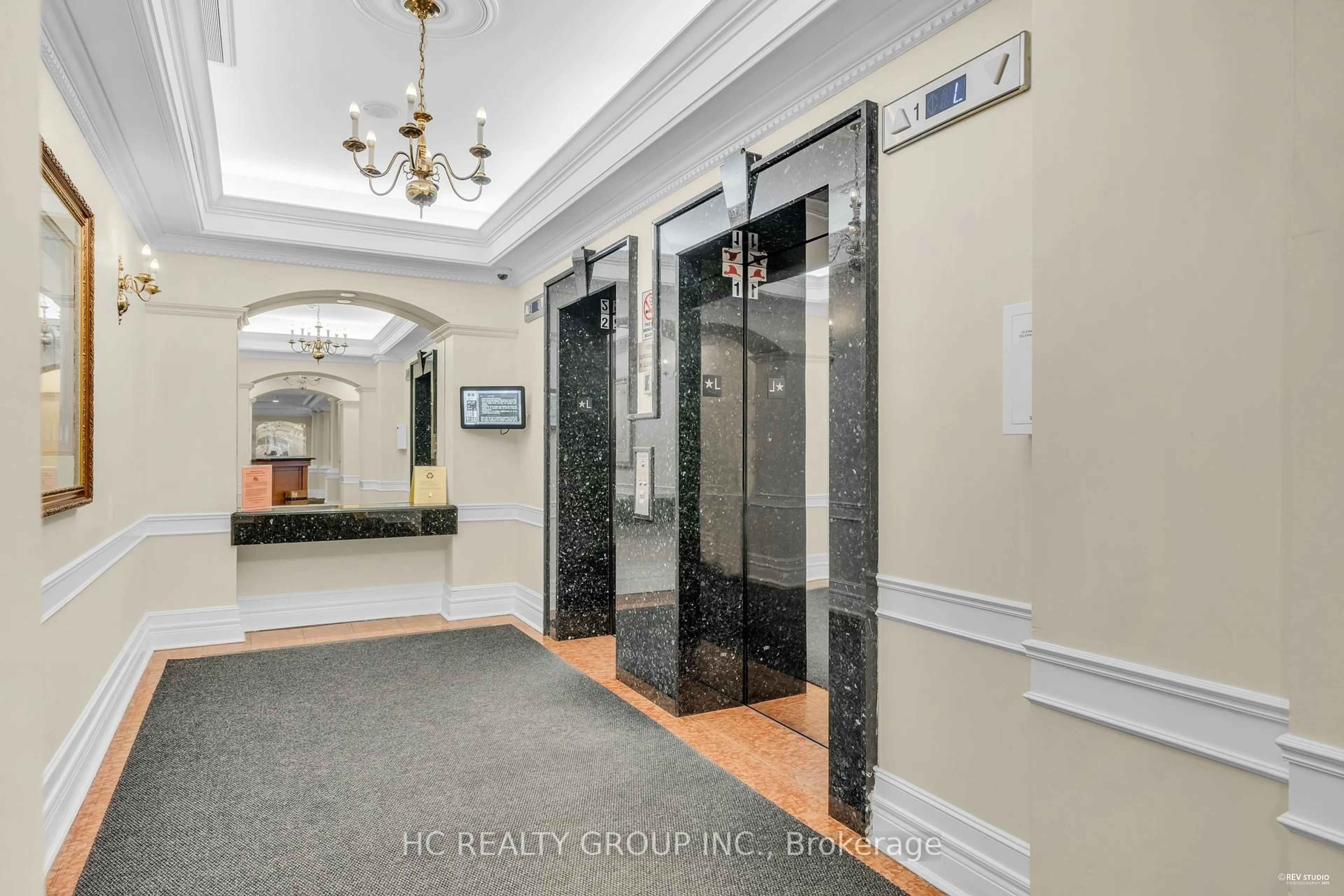 Indoor foyer for 889 Bay St #1011, Toronto Ontario M5S 3K5