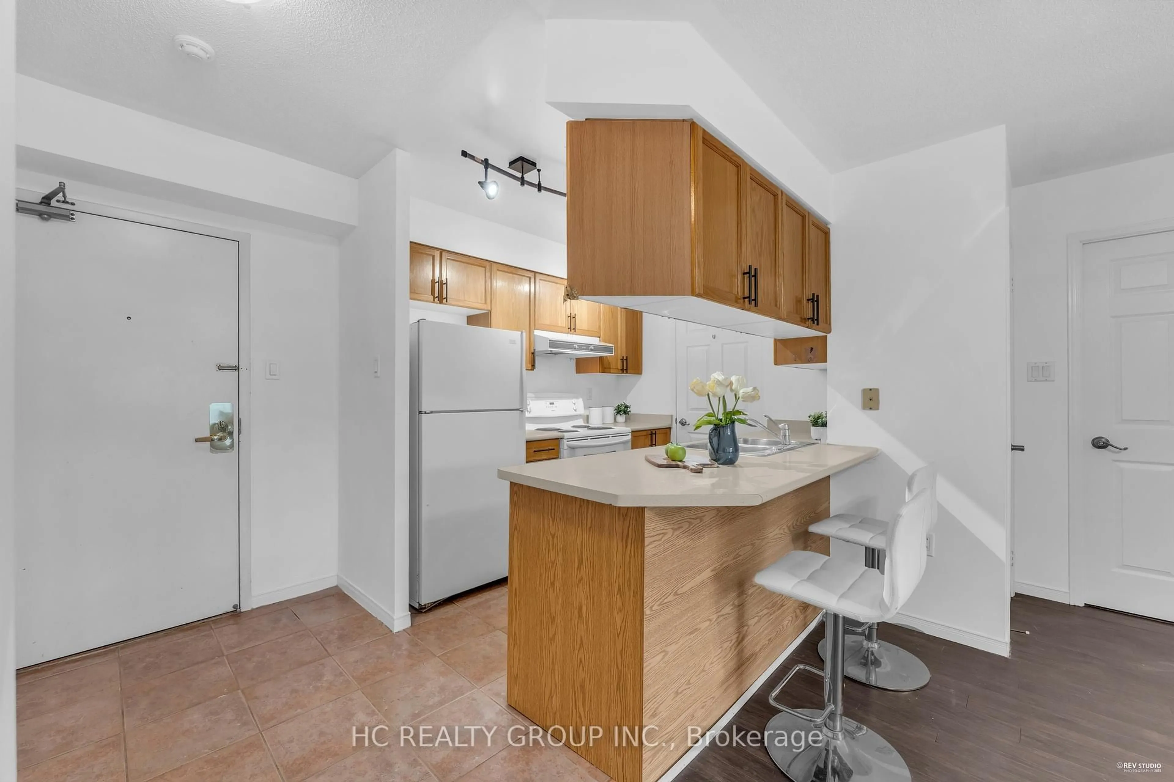 Standard kitchen, unknown for 889 Bay St #1011, Toronto Ontario M5S 3K5