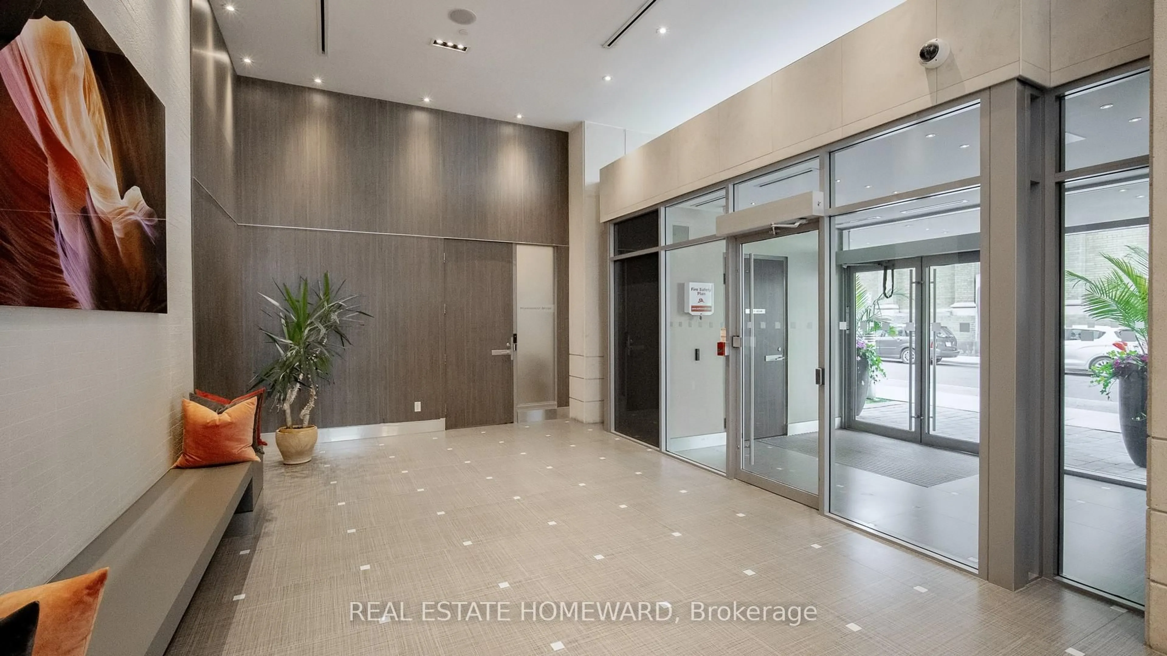 Indoor foyer for 500 Sherbourne St #2706, Toronto Ontario M4X 1L1