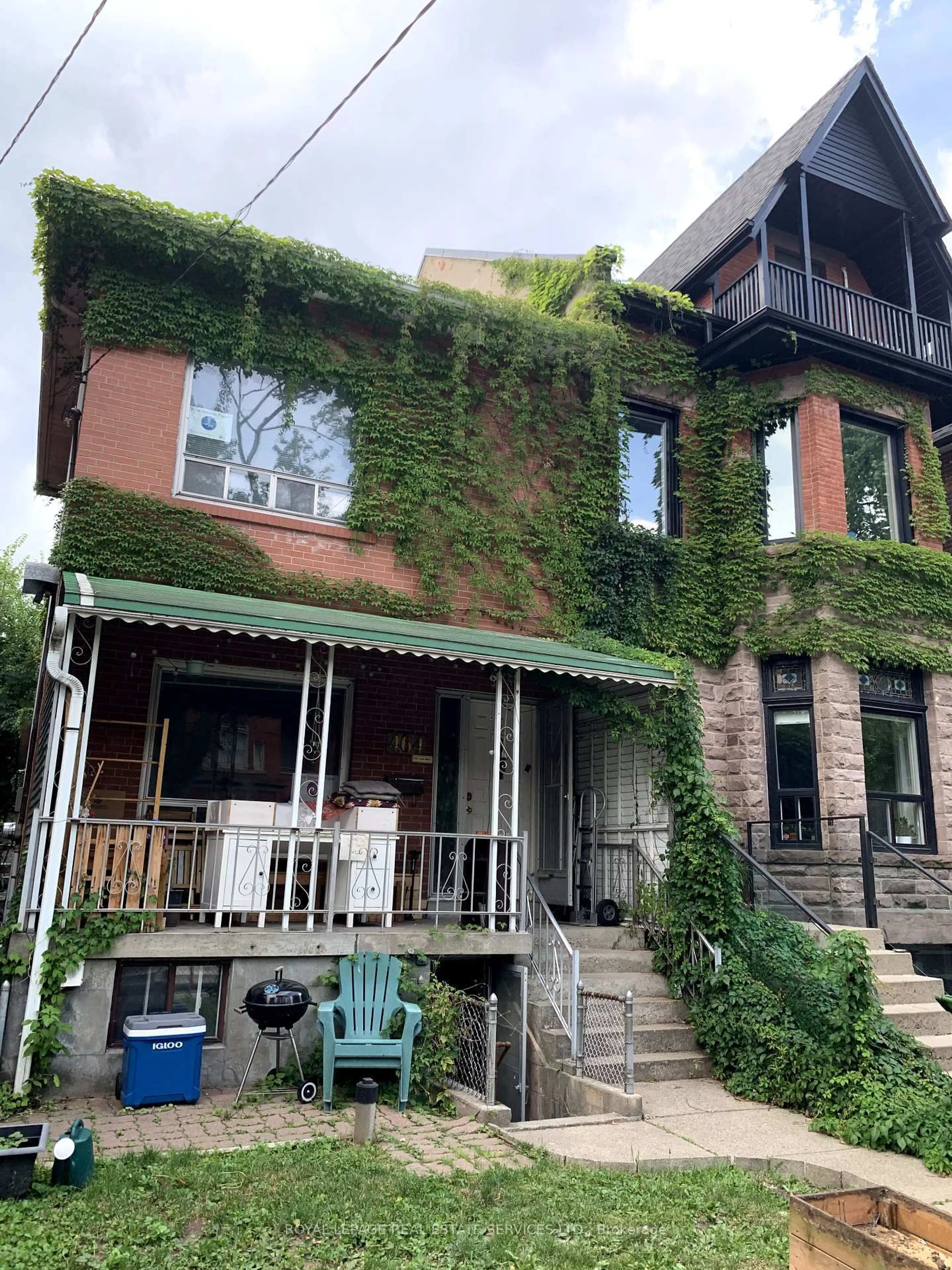 Home with brick exterior material, building for 464 Euclid Ave, Toronto Ontario M6G 2S9
