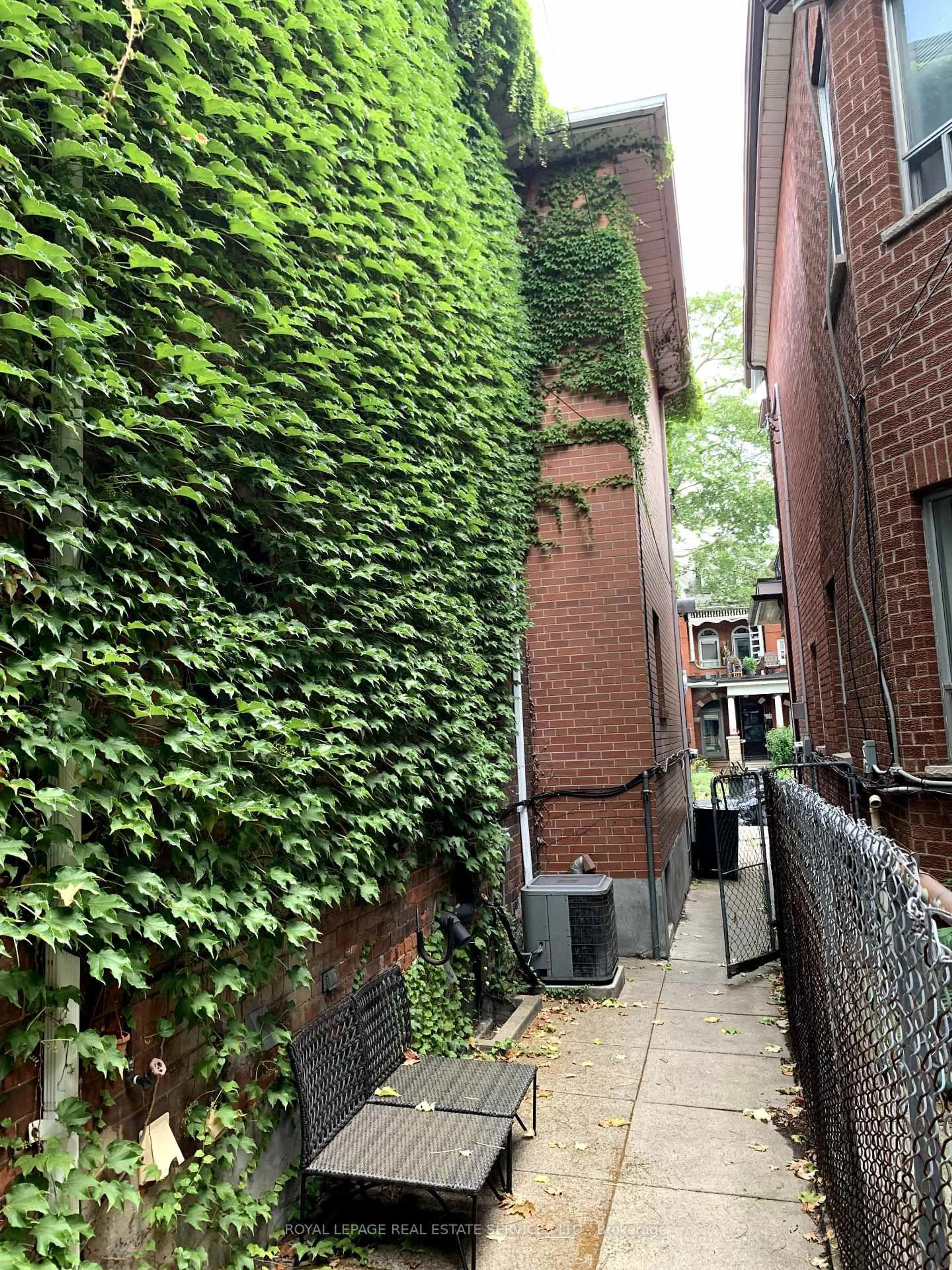 Patio, street for 464 Euclid Ave, Toronto Ontario M6G 2S9