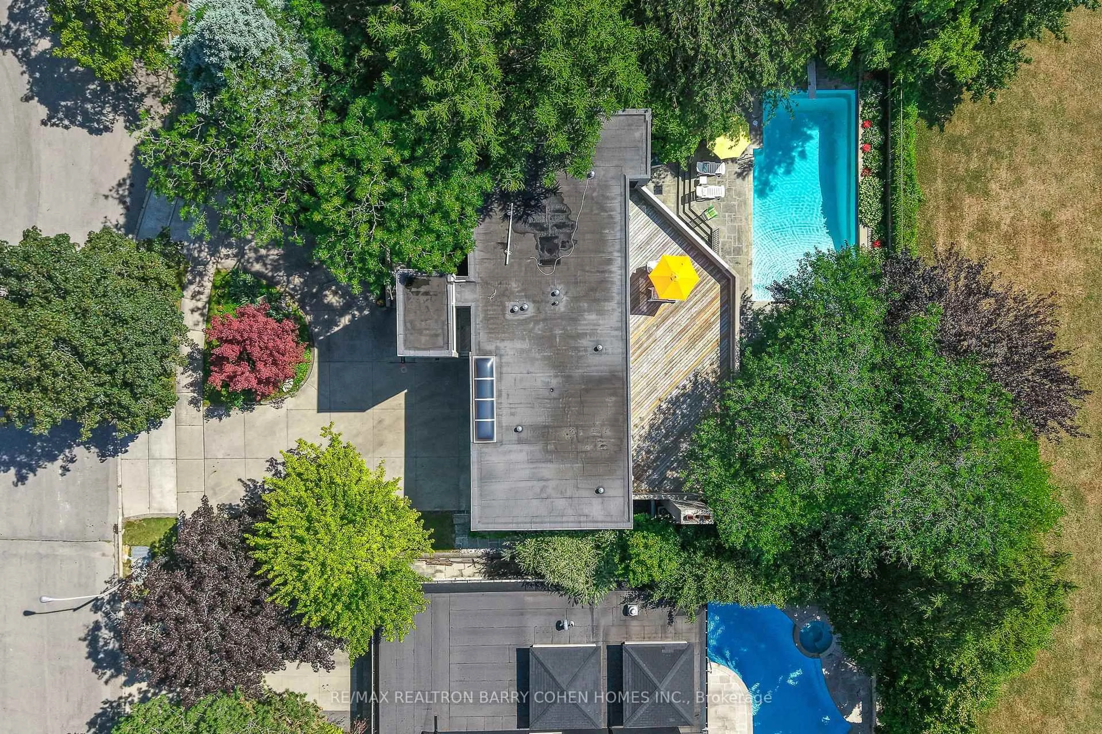 A pic from outside/outdoor area/front of a property/back of a property/a pic from drone, unknown for 10 Penwood Cres, Toronto Ontario M3B 2B9