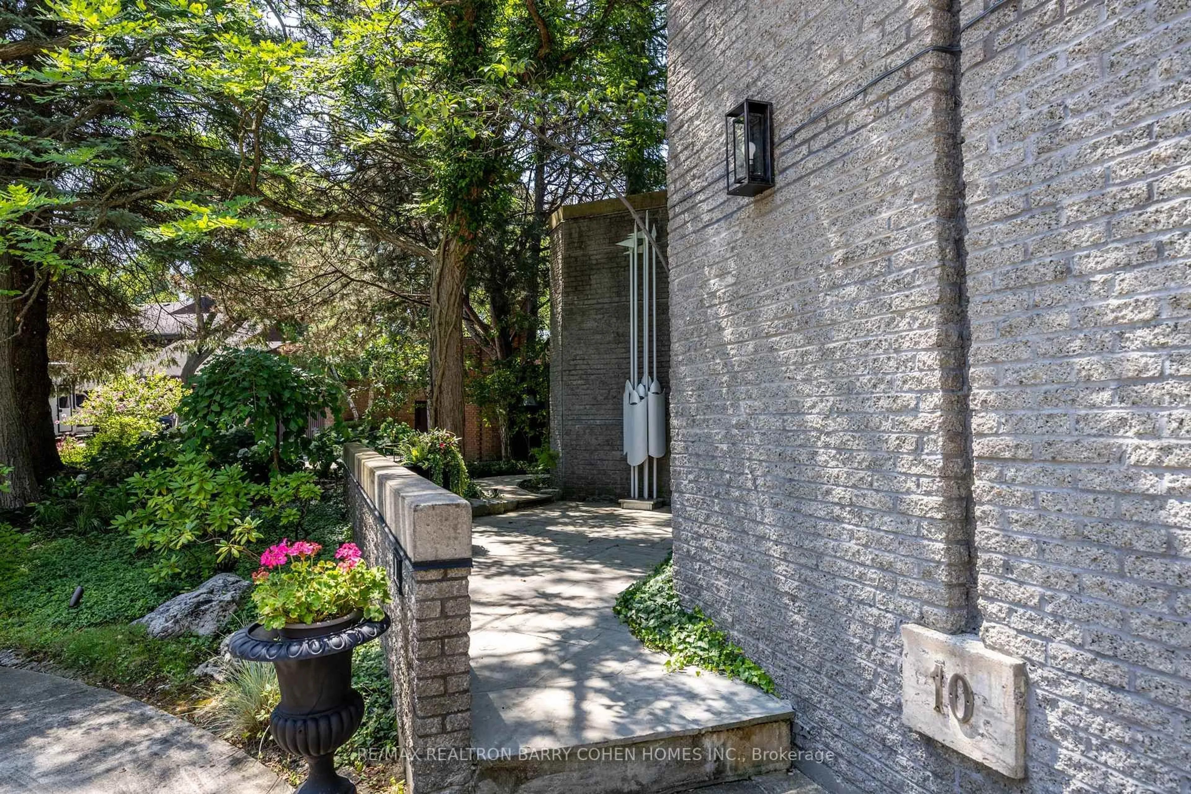 Patio, street for 10 Penwood Cres, Toronto Ontario M3B 2B9