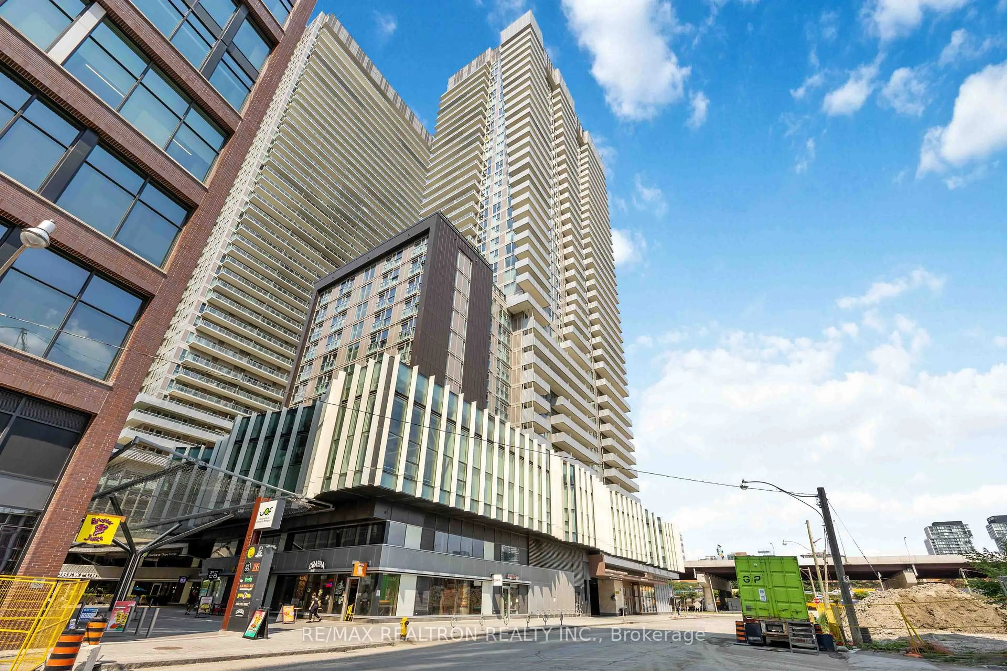 Patio, building for 20 Richardson St #720, Toronto Ontario M5B 0A5