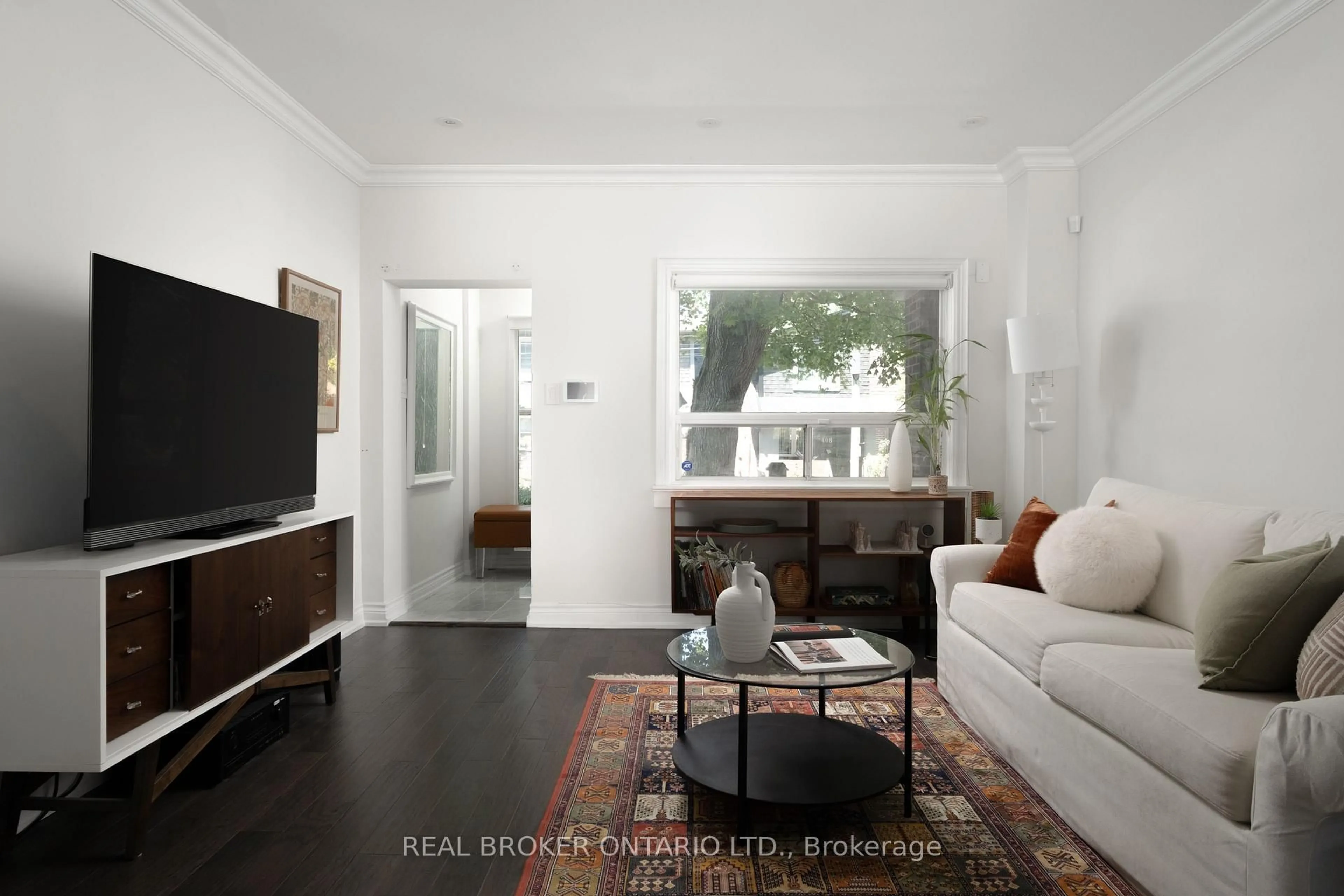 Living room with furniture, unknown for 411 Davisville Ave, Toronto Ontario M4S 1H4