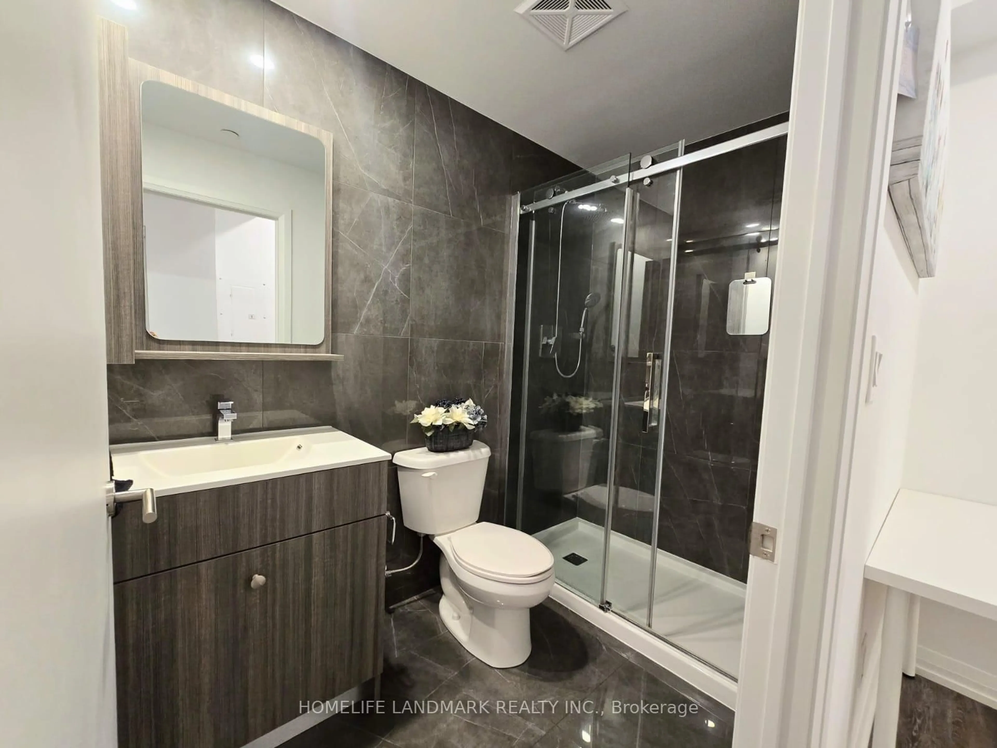 Standard bathroom, ceramic/tile floor for 75 Canterbury Pl #1211, Toronto Ontario M2N 0L2