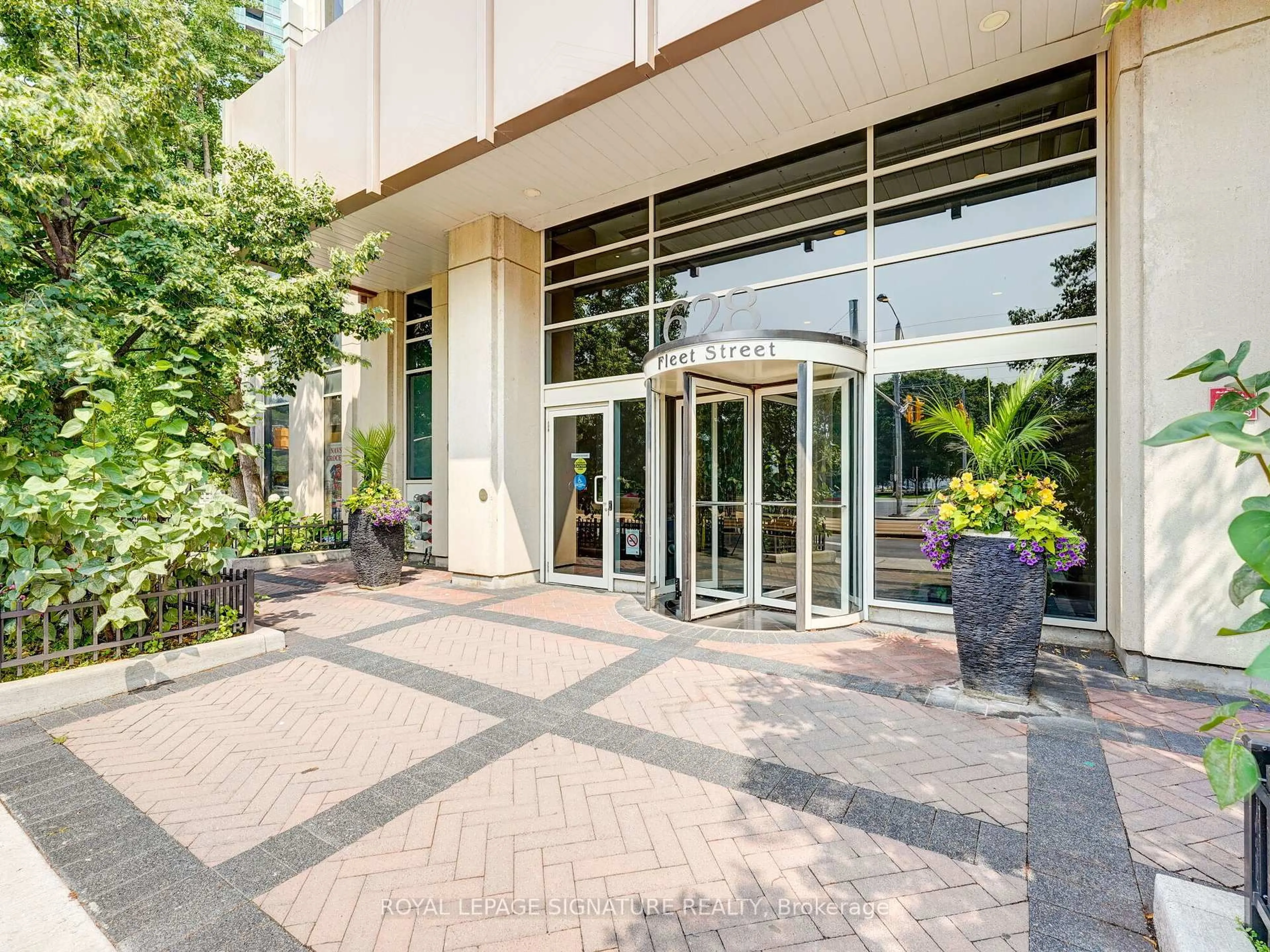 Indoor foyer for 628 Fleet St #203, Toronto Ontario M5V 1A8