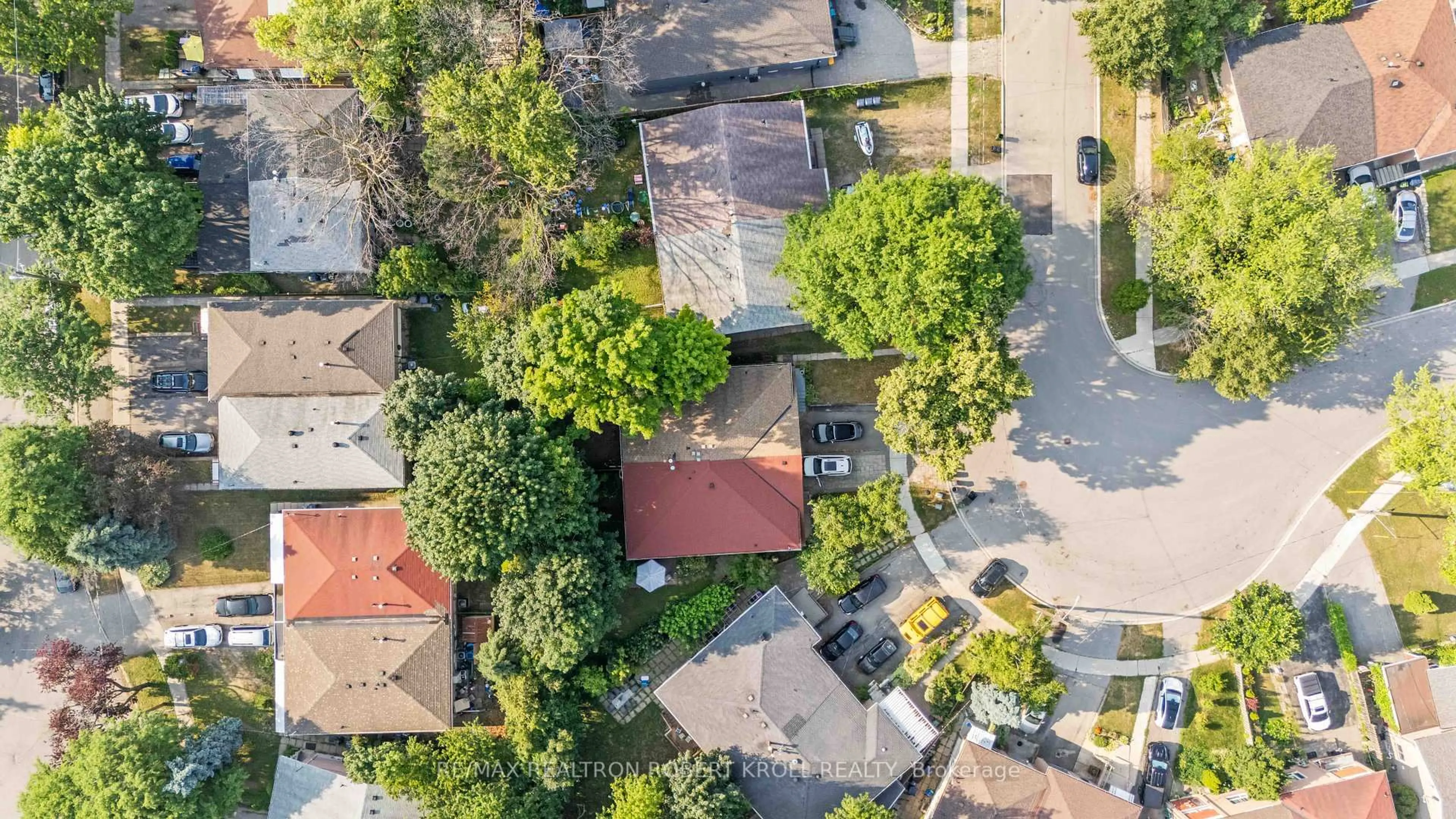 A pic from outside/outdoor area/front of a property/back of a property/a pic from drone, street for 92 Elise Terr, Toronto Ontario M2R 2X1