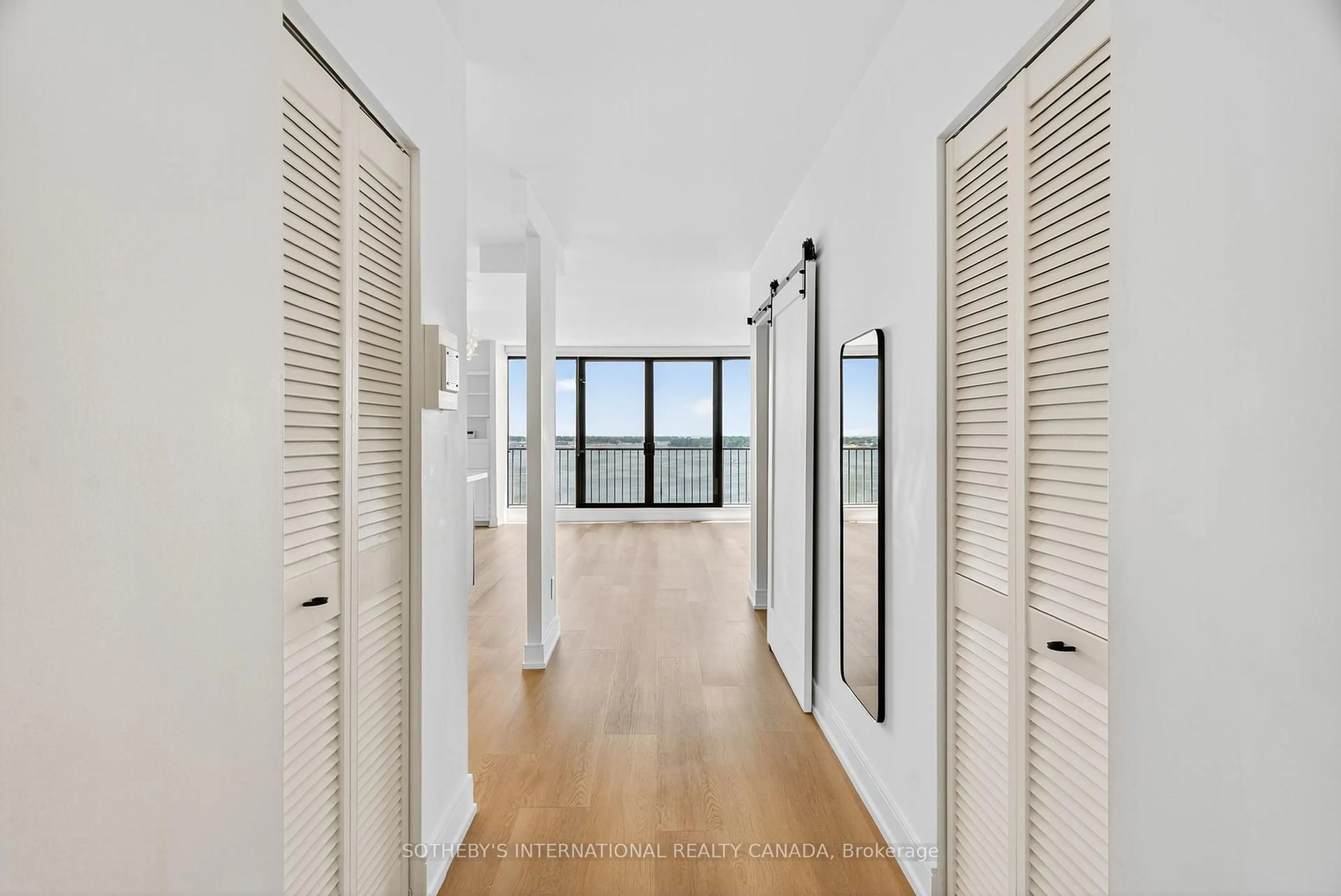 Indoor foyer for 33 Harbour Sq #1423, Toronto Ontario M5J 2G2