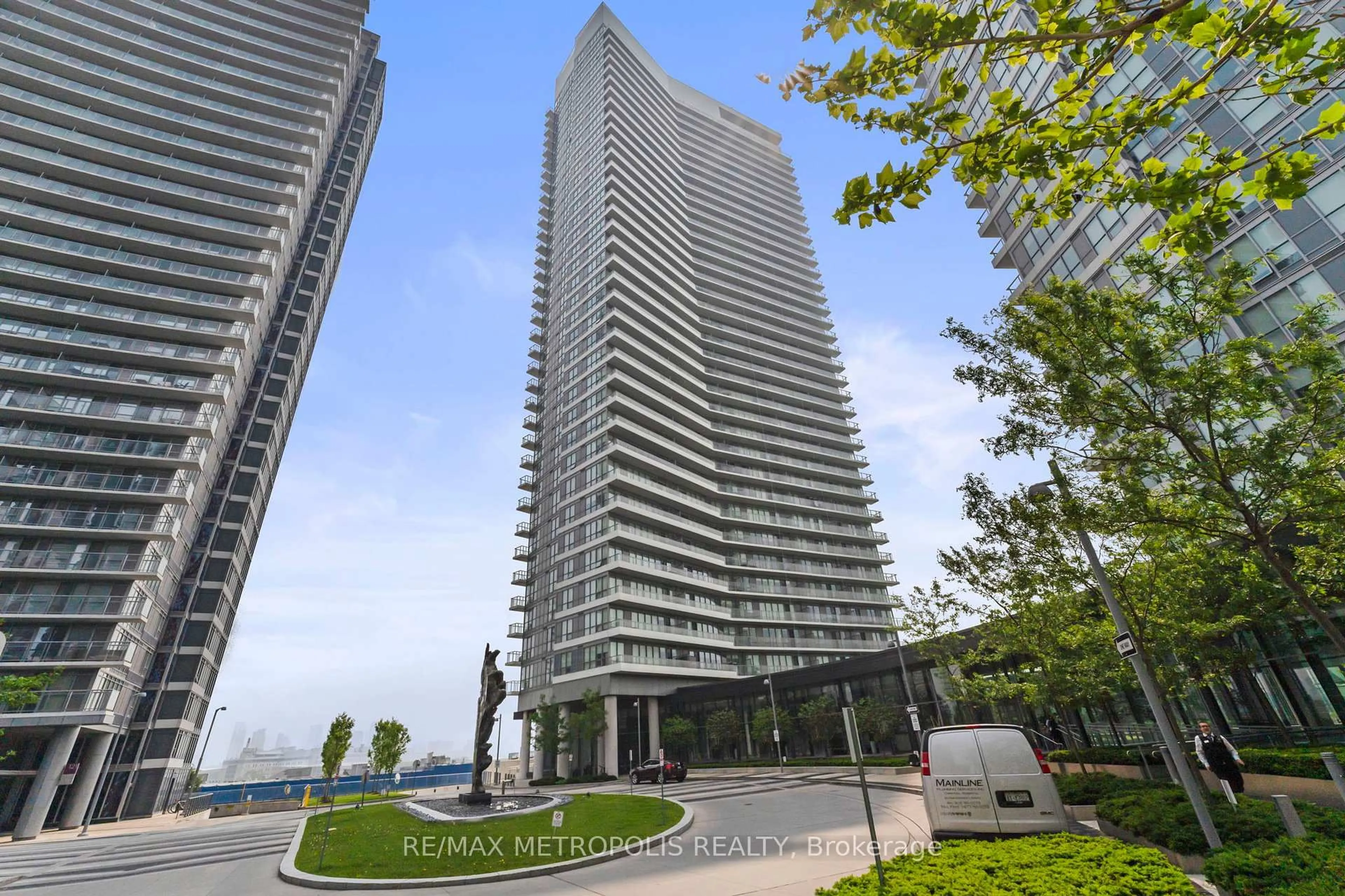 Indoor foyer for 117 McMahon Dr #SPH11, Toronto Ontario M2K 0E4