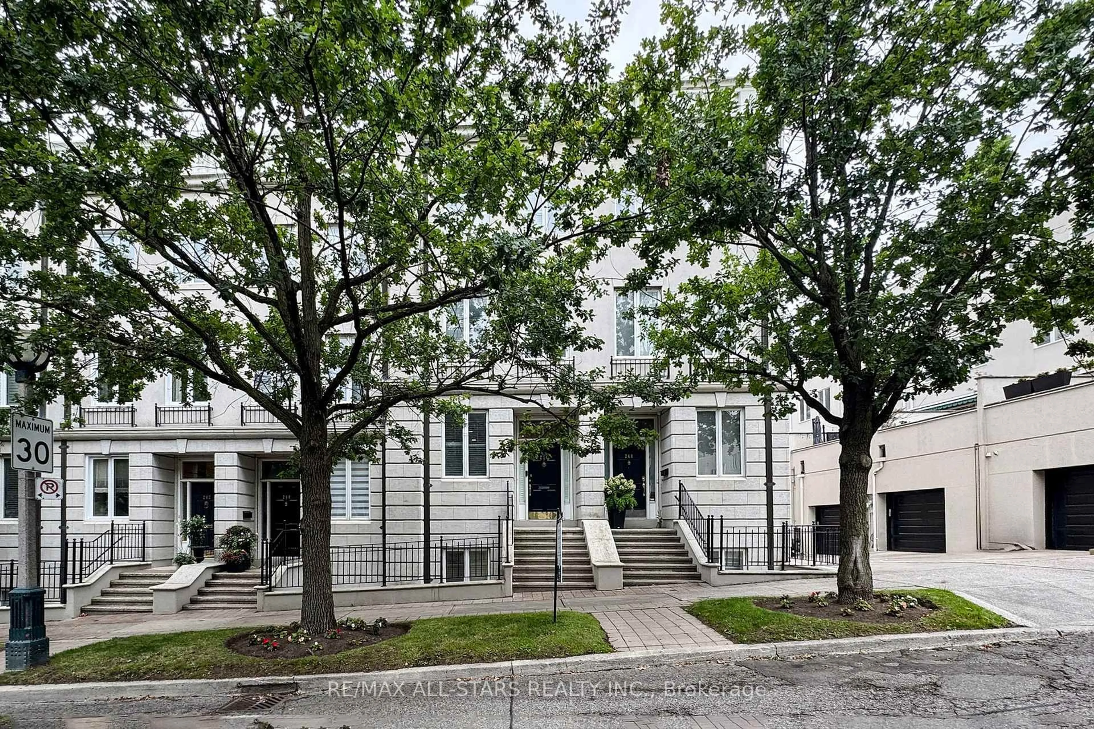 Unknown for 246 Walmer Rd, Toronto Ontario M5R 3R7